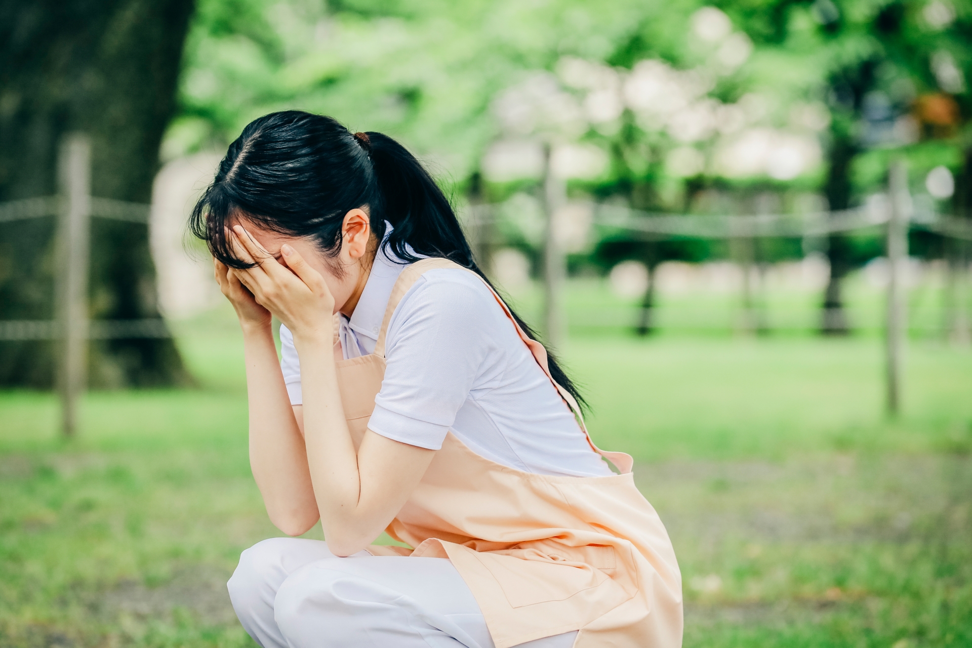 落ち込んでいる女性