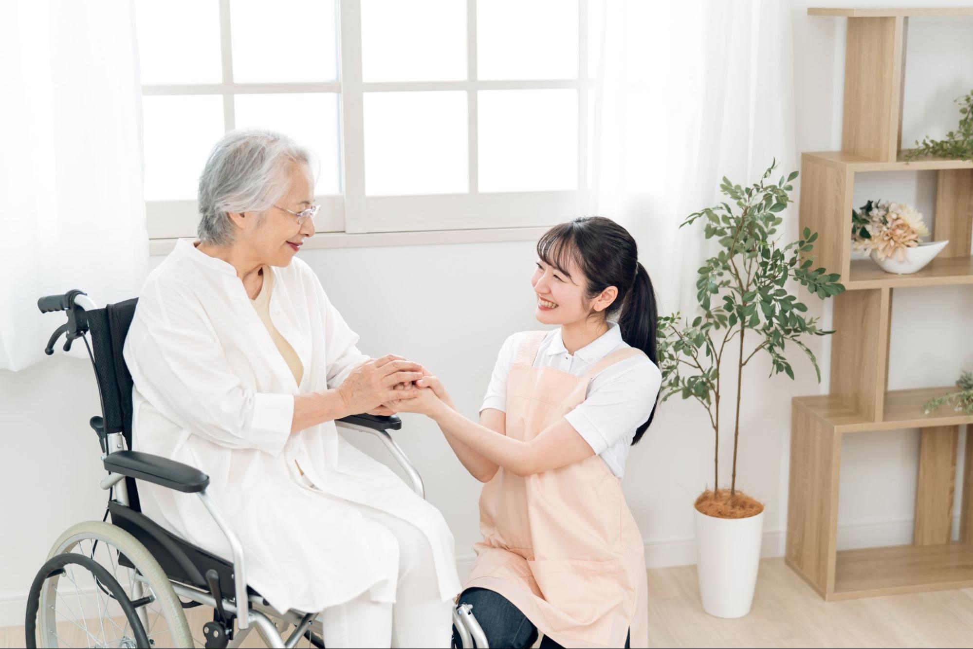 介護士と高齢女性