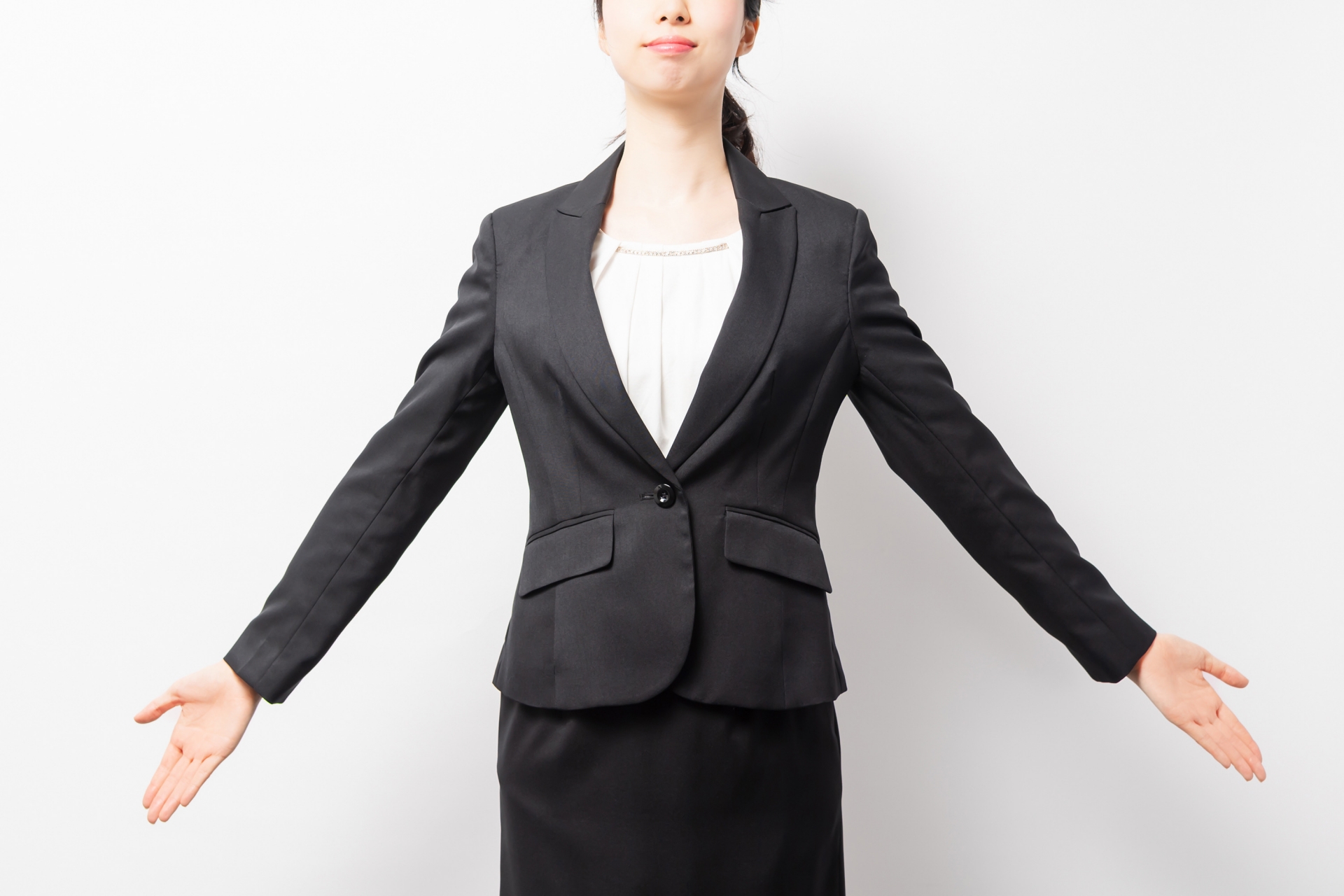 深呼吸をする女性