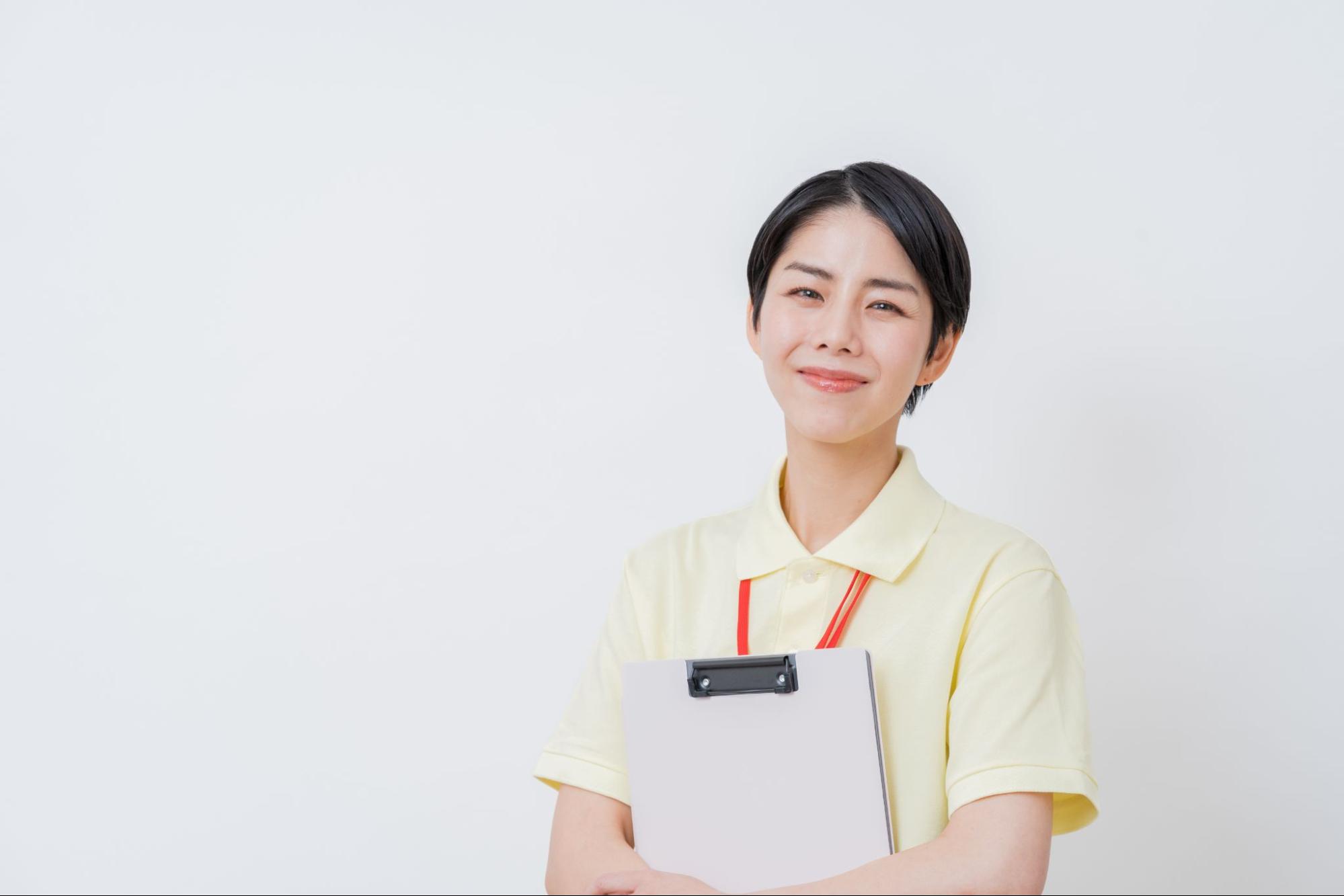 微笑む介護士