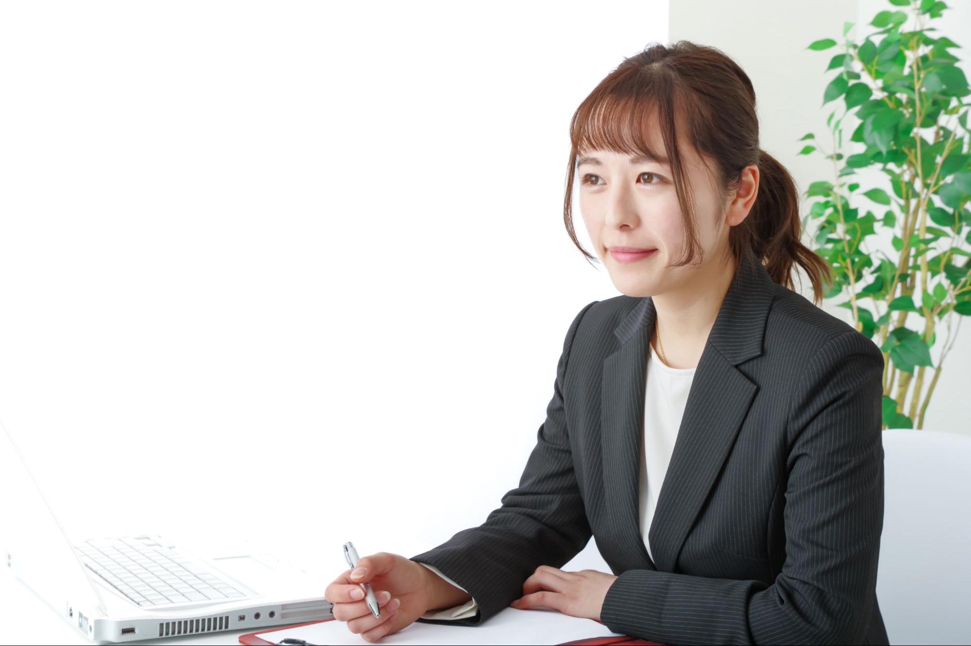 メモをとる女性