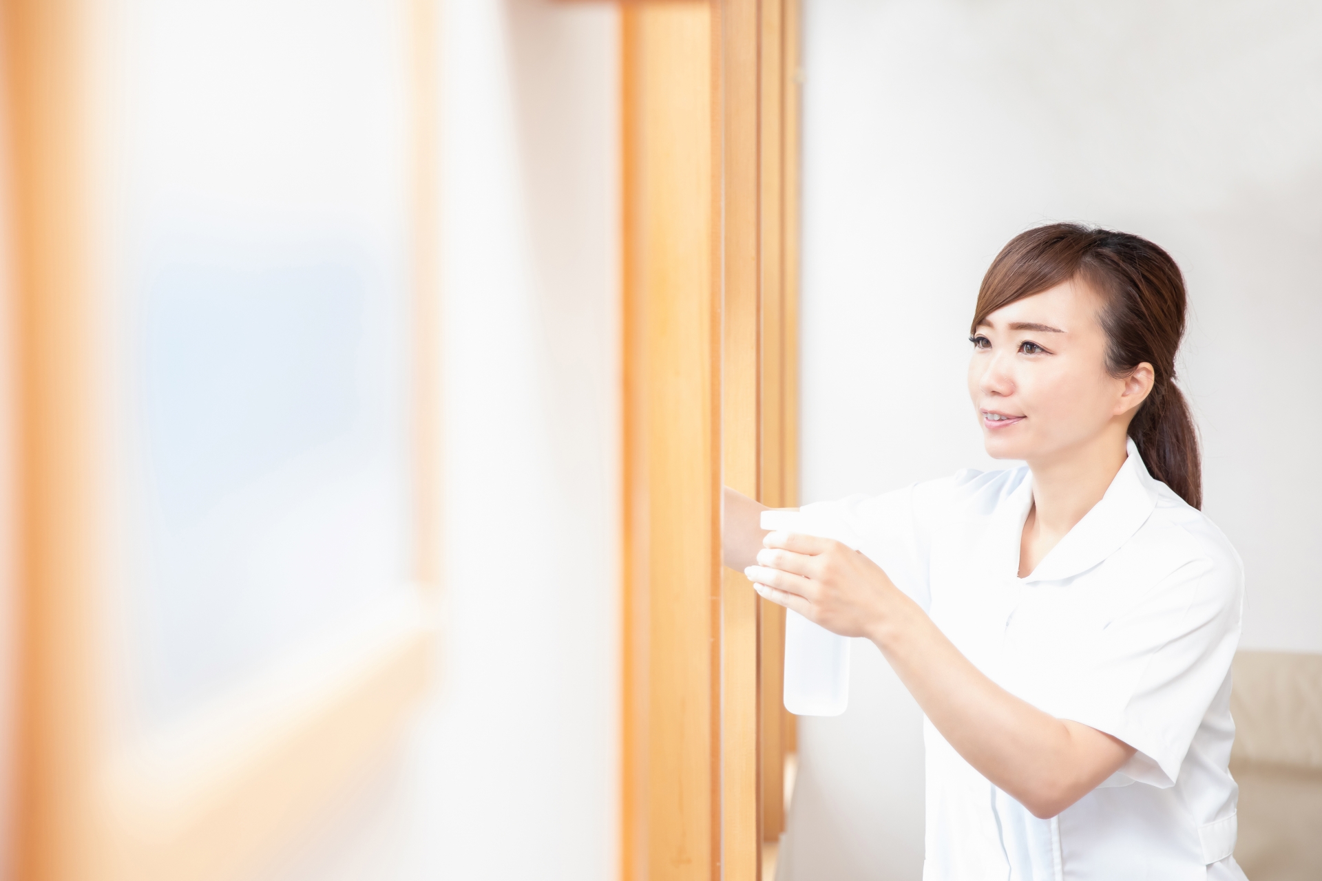窓を見る女性
