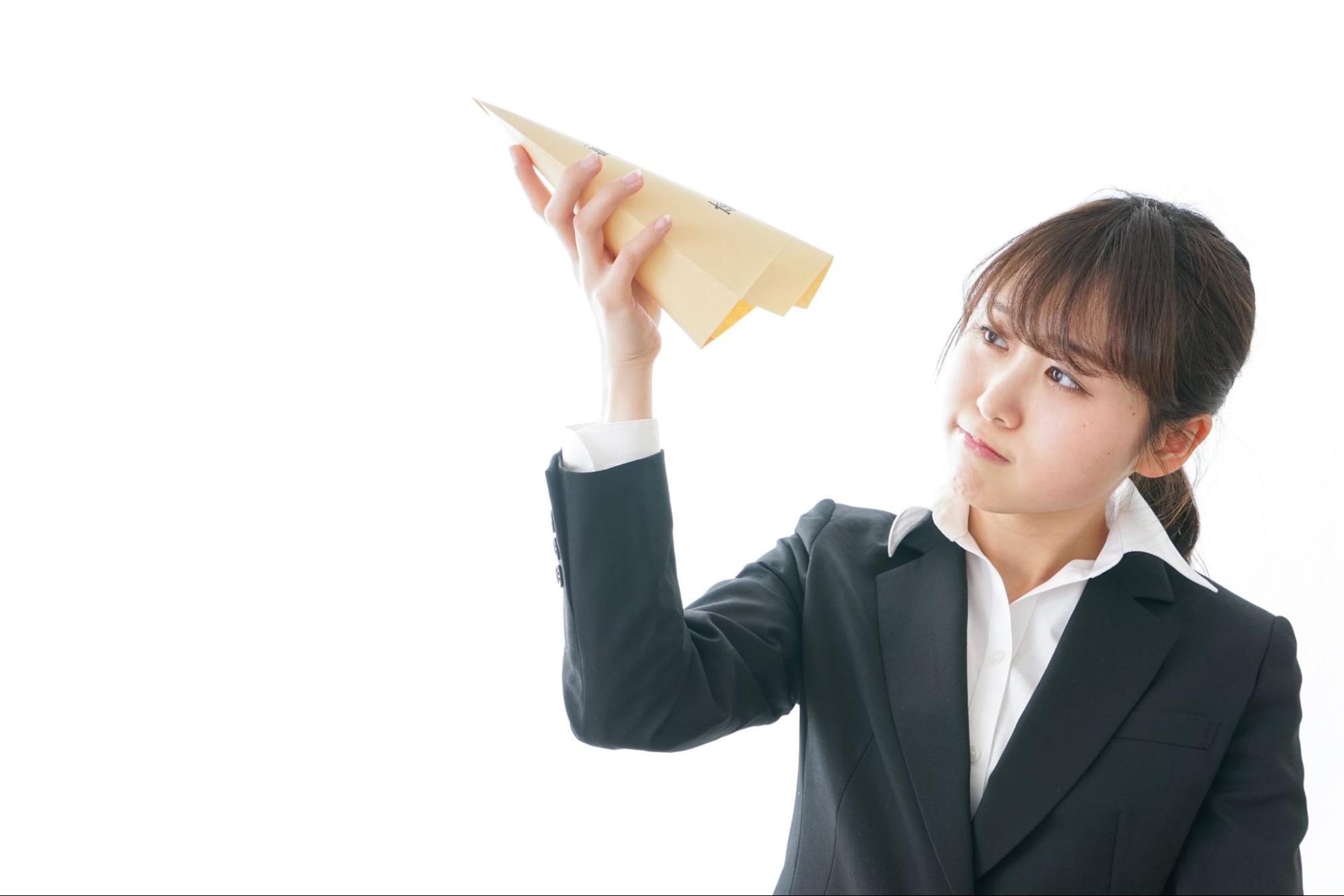 封筒を覗く女性