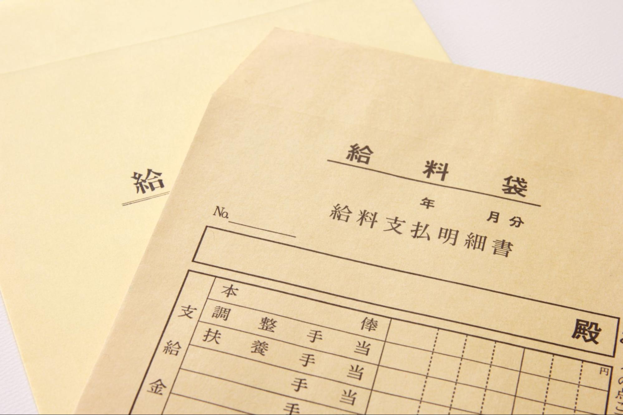 顎に手をあてる介護士