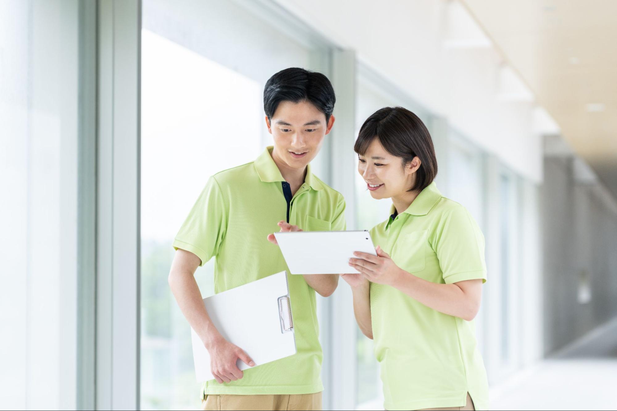 会話をする男女の介護士