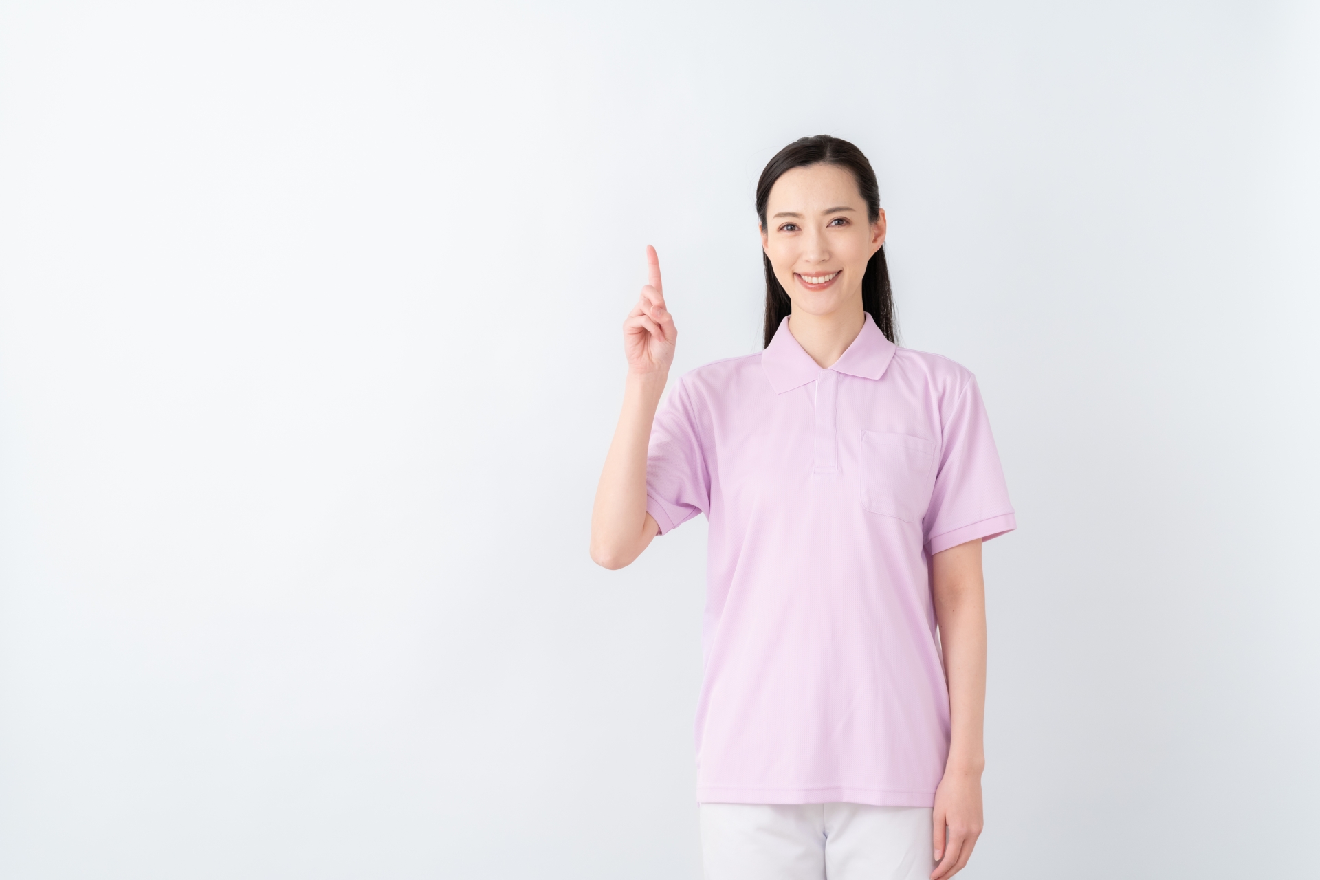 人差し指を立てる女性