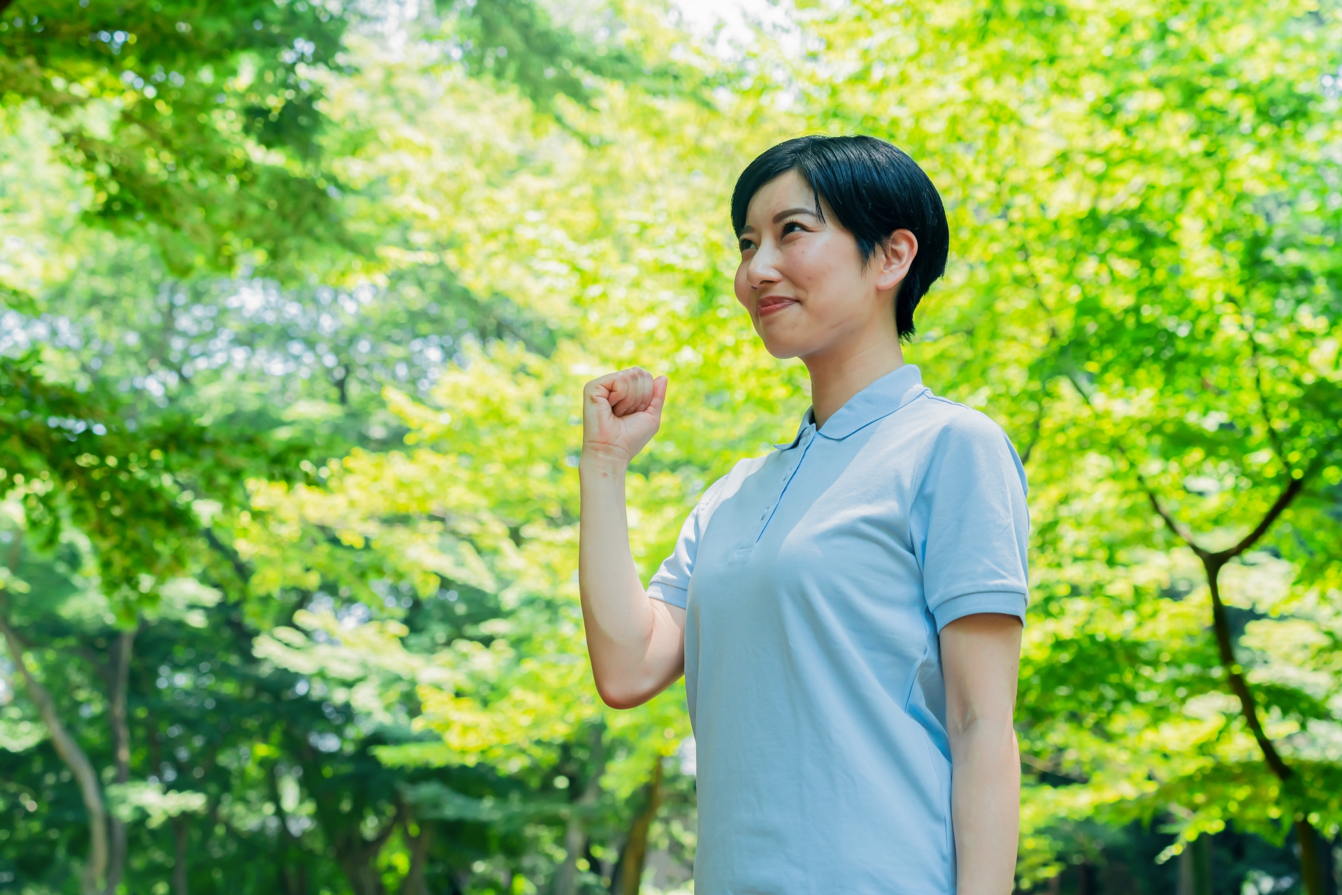 気合いを入れる女性
