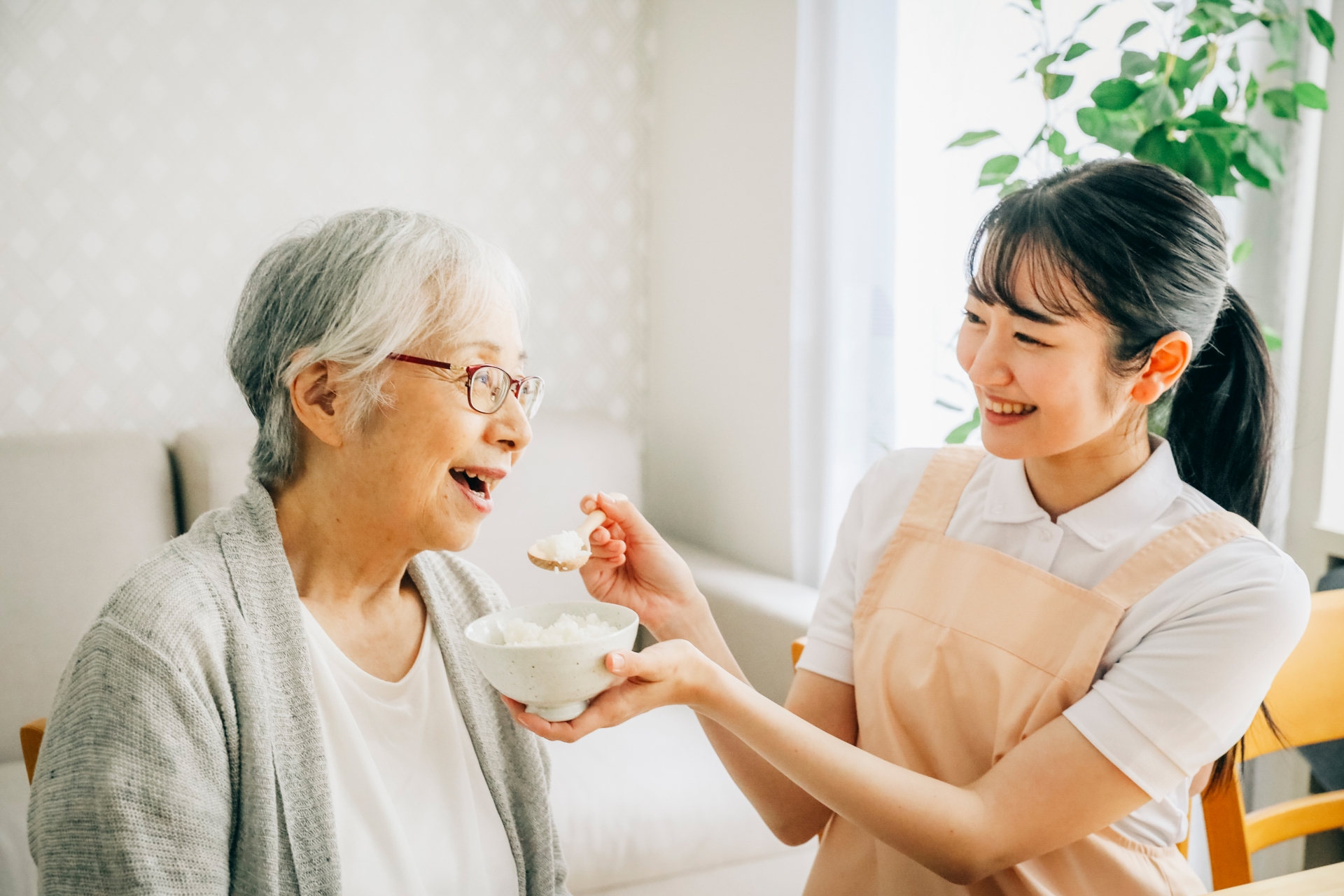 食事介助する女性スタッフ