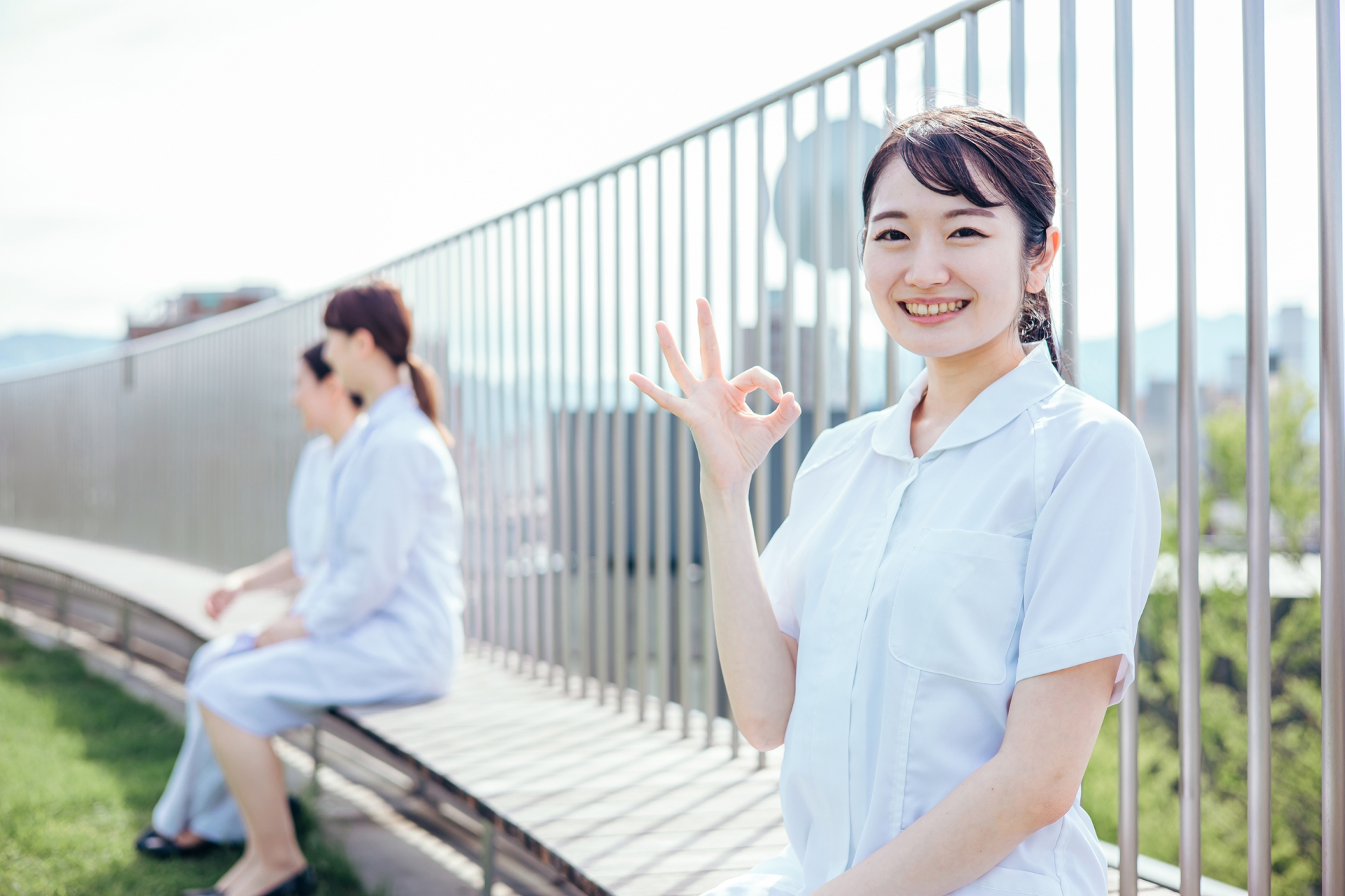 白衣を着た医療従事者の女性