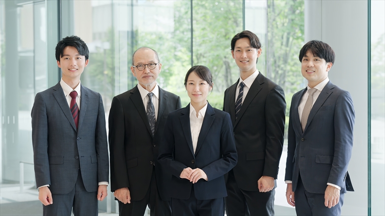 リクルートスーツを着た社員