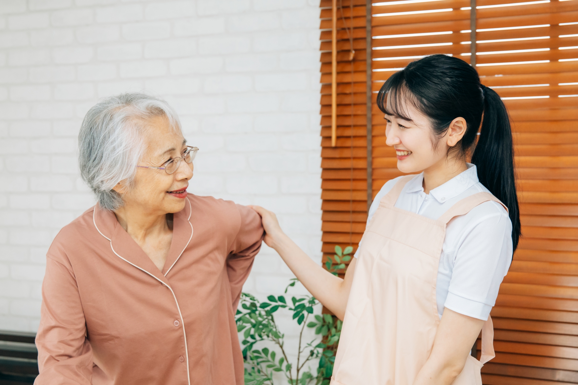 シニア女性と介護職