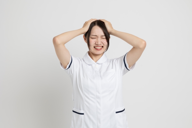 頭を抱える介護士