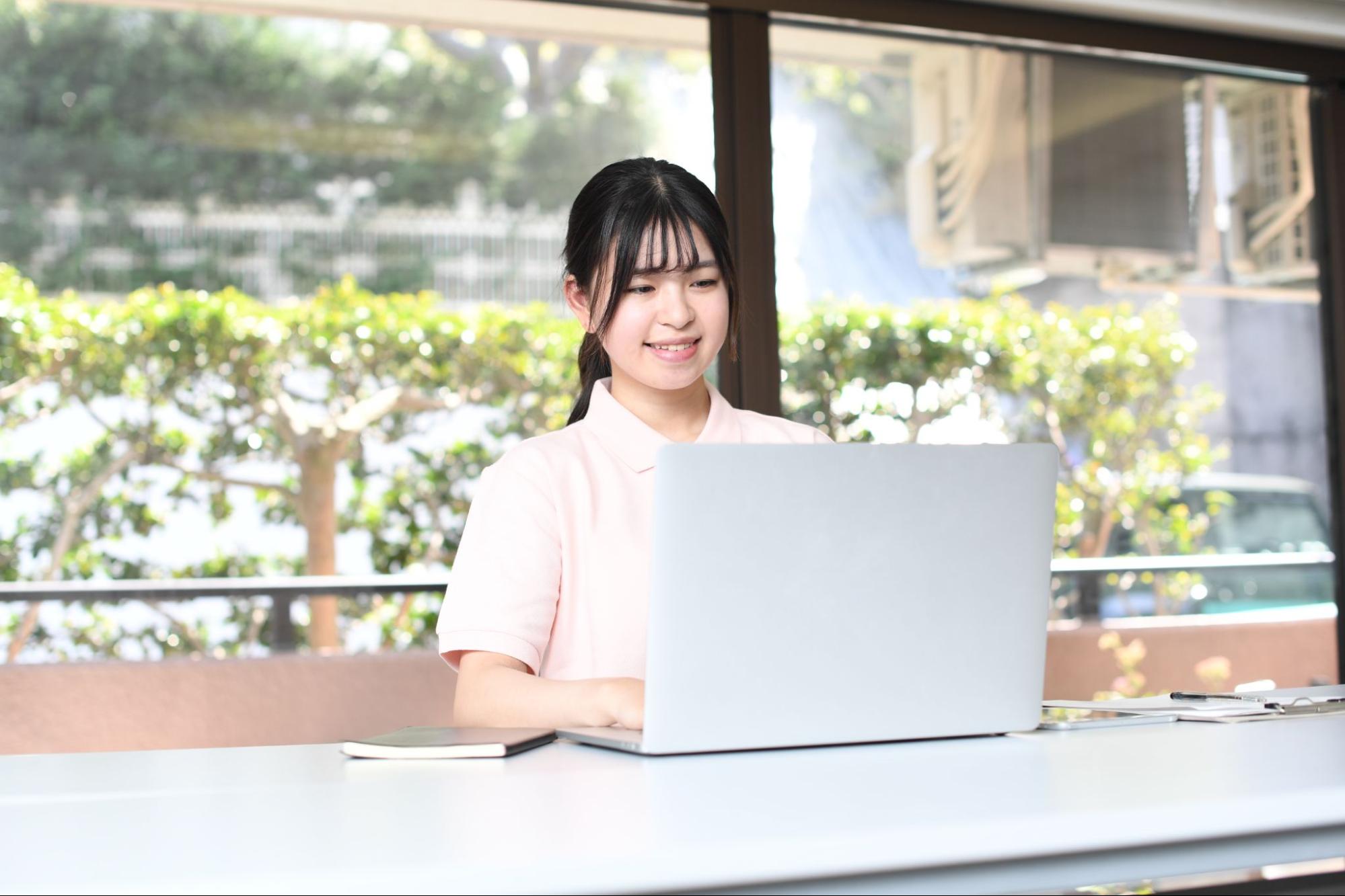 パソコンを使用する女性