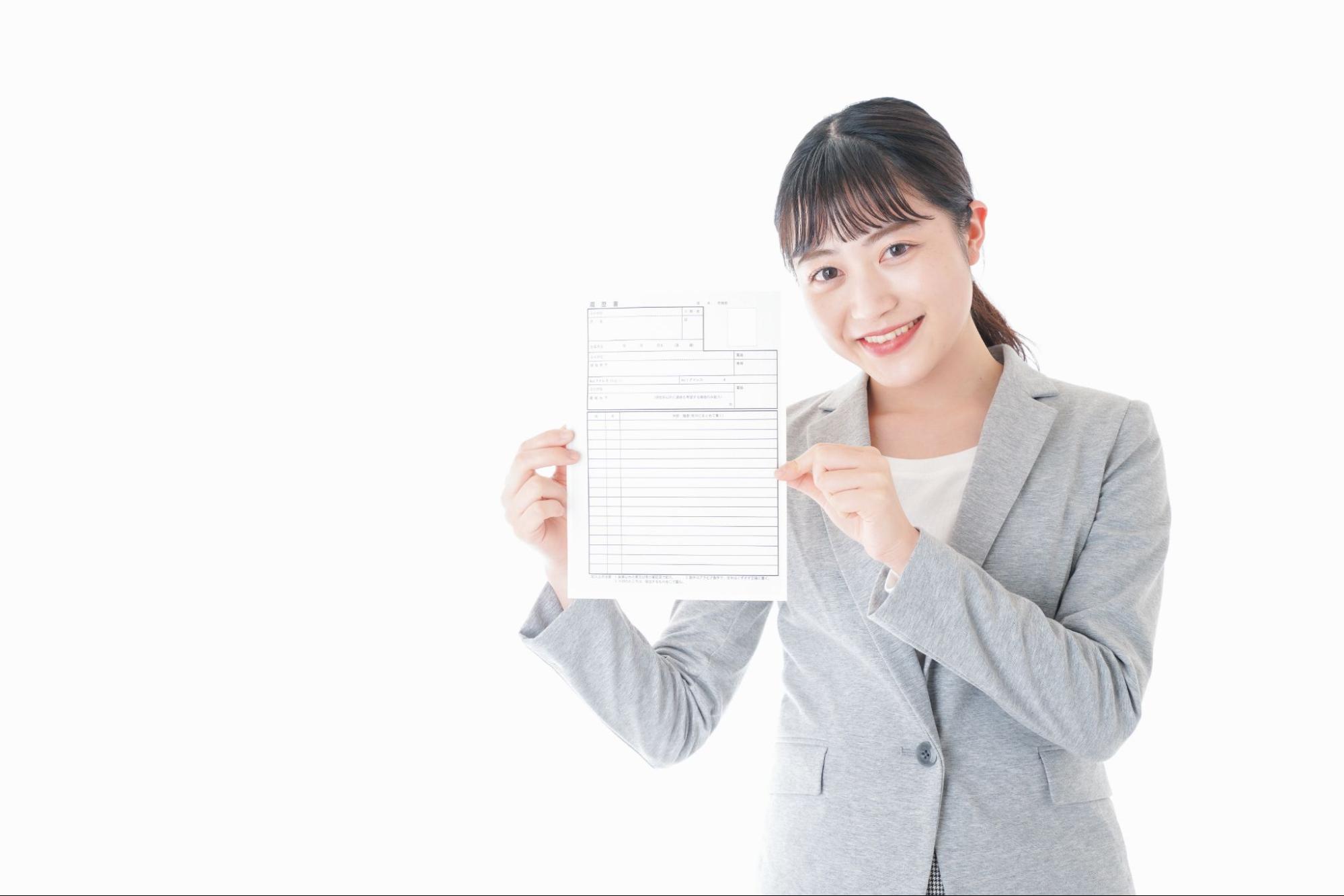 履歴書を持つ女性
