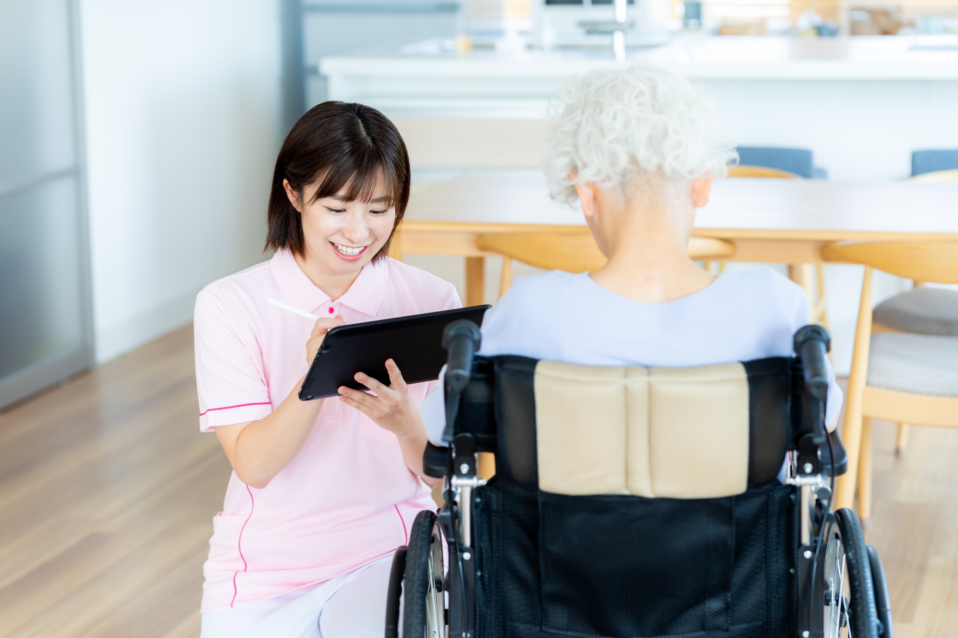 問診する女性