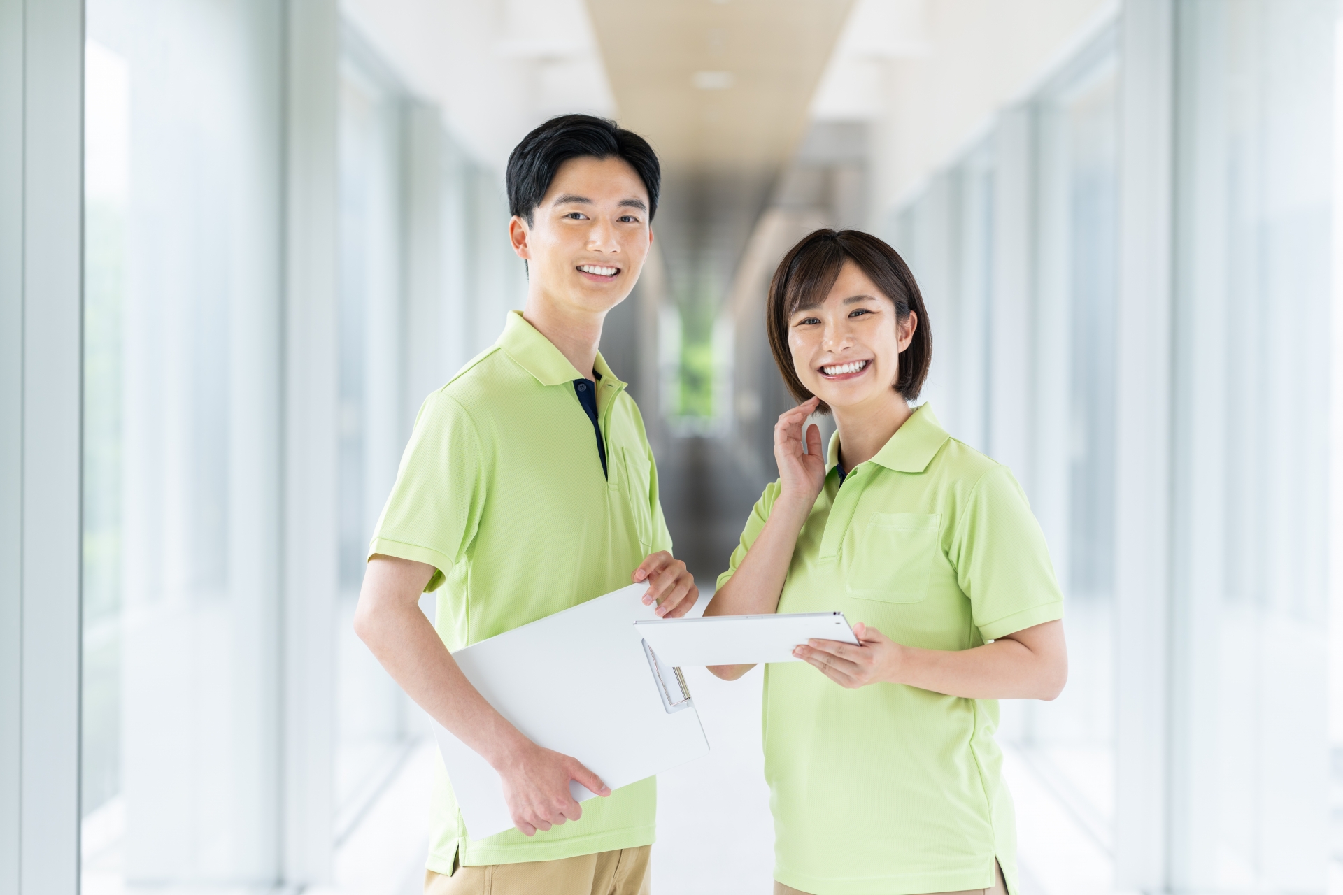 男女の介護士