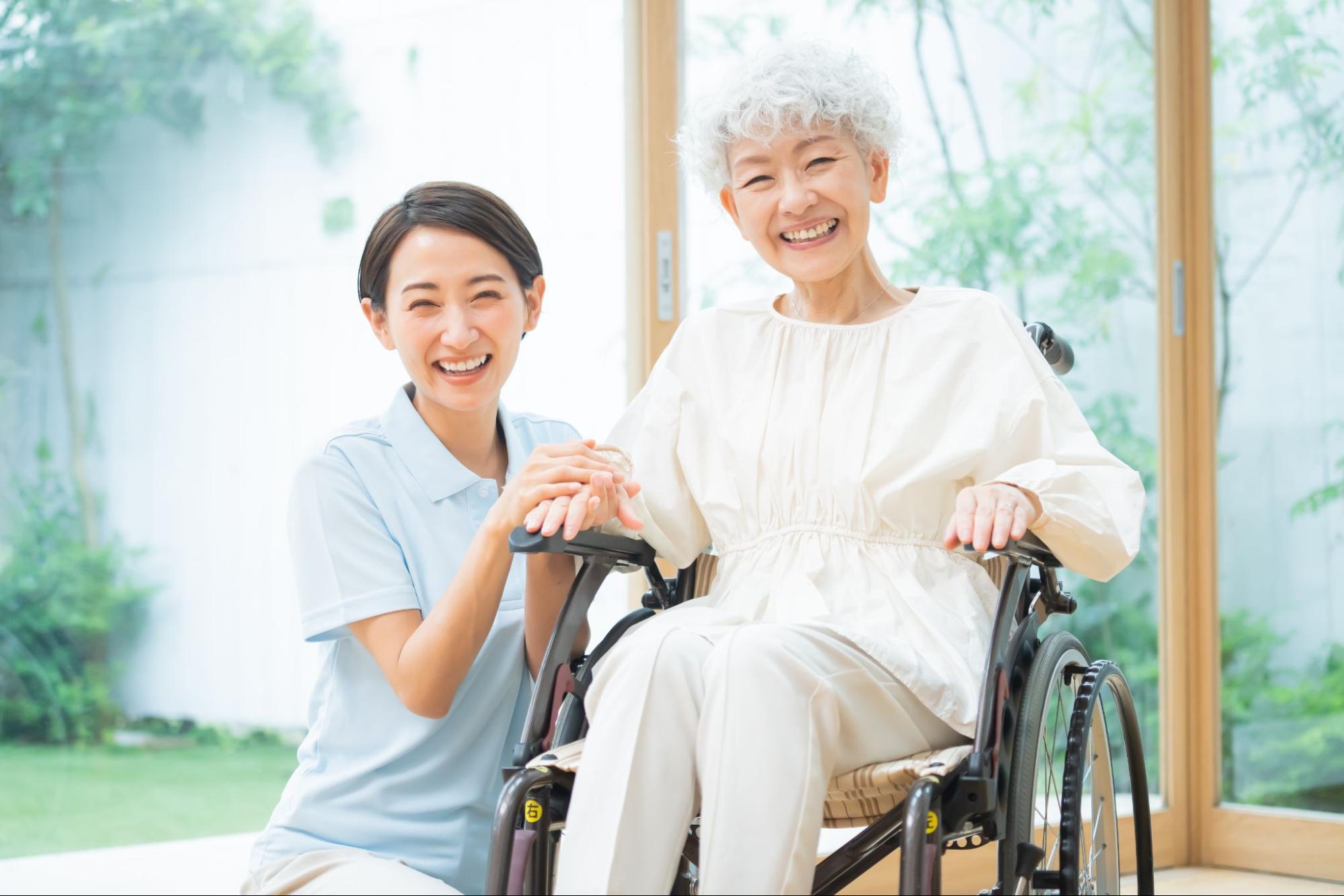 笑顔の介護士と高齢女性