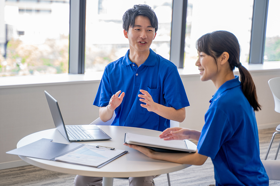相談する2人