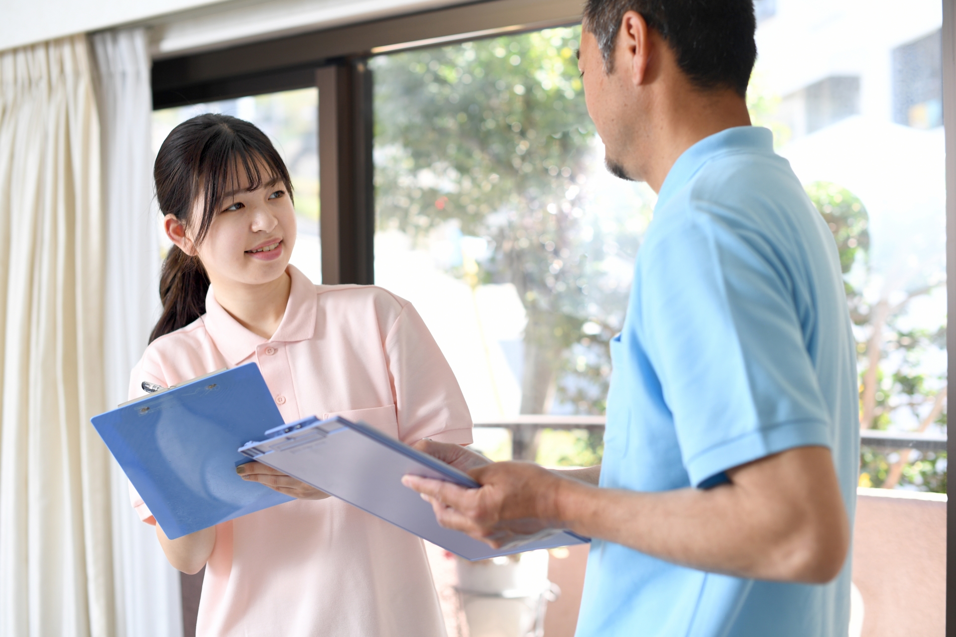 打ち合わせ中の介護士の男女