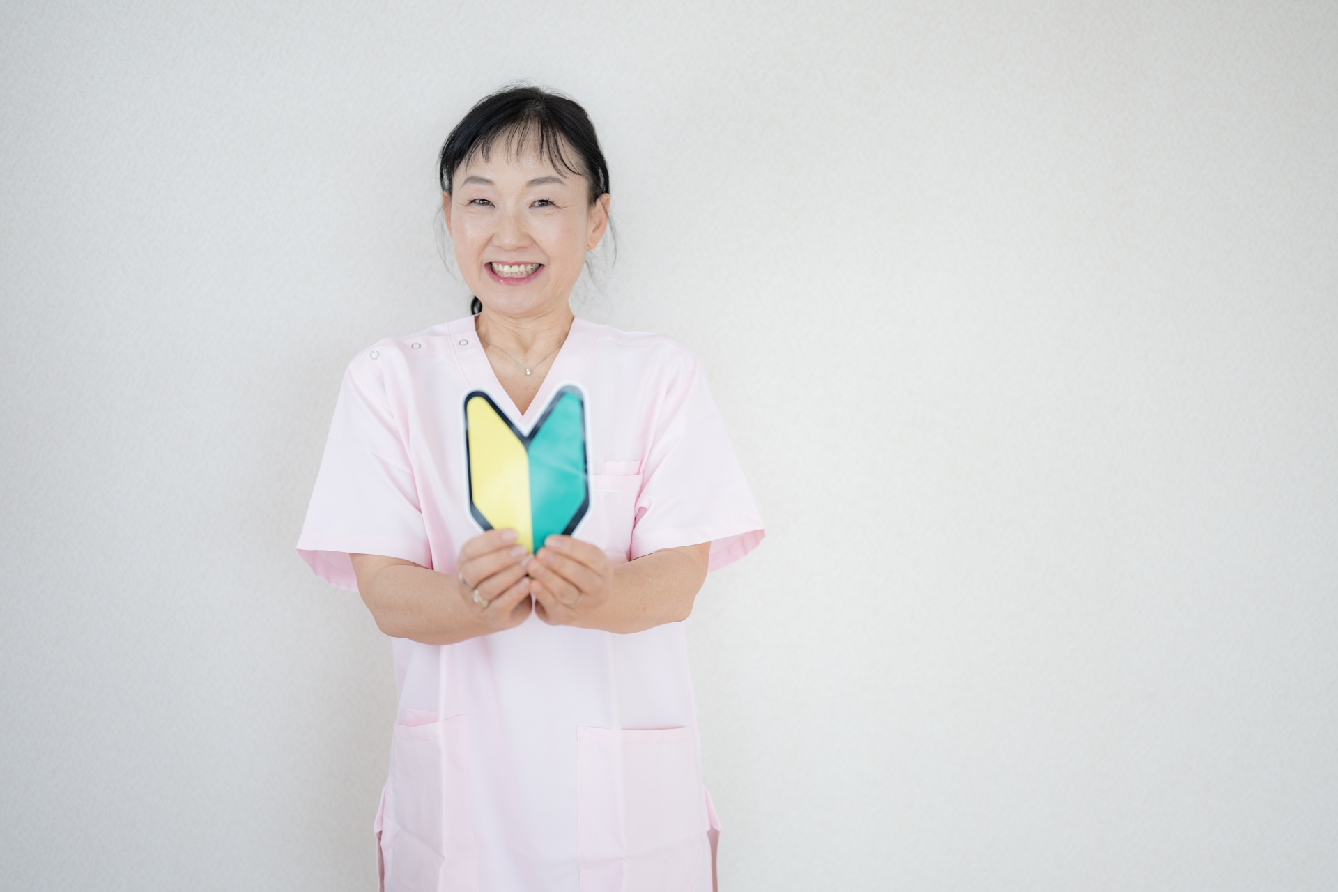 初心者マークを持つ女性