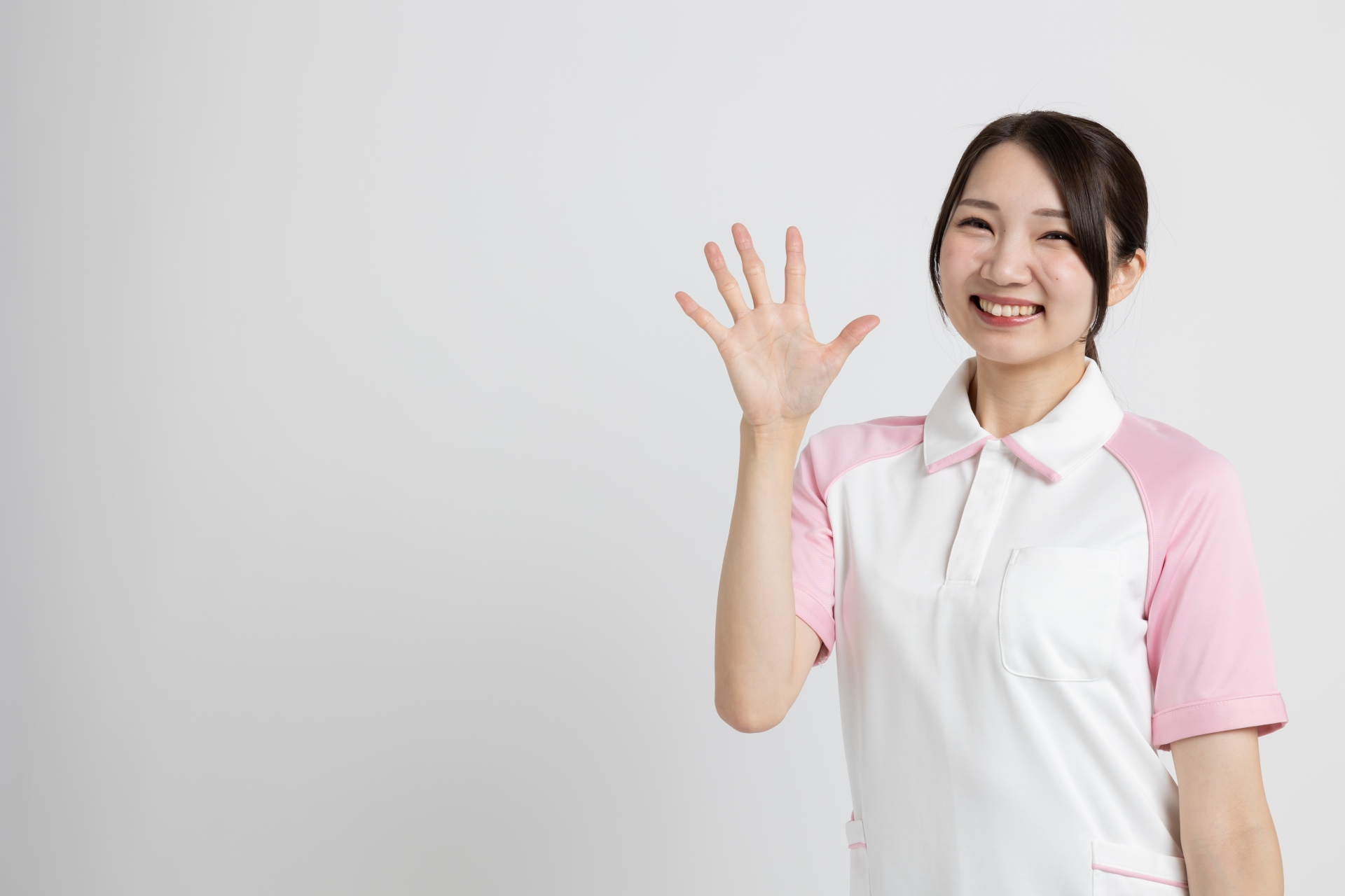 挨拶をする女性