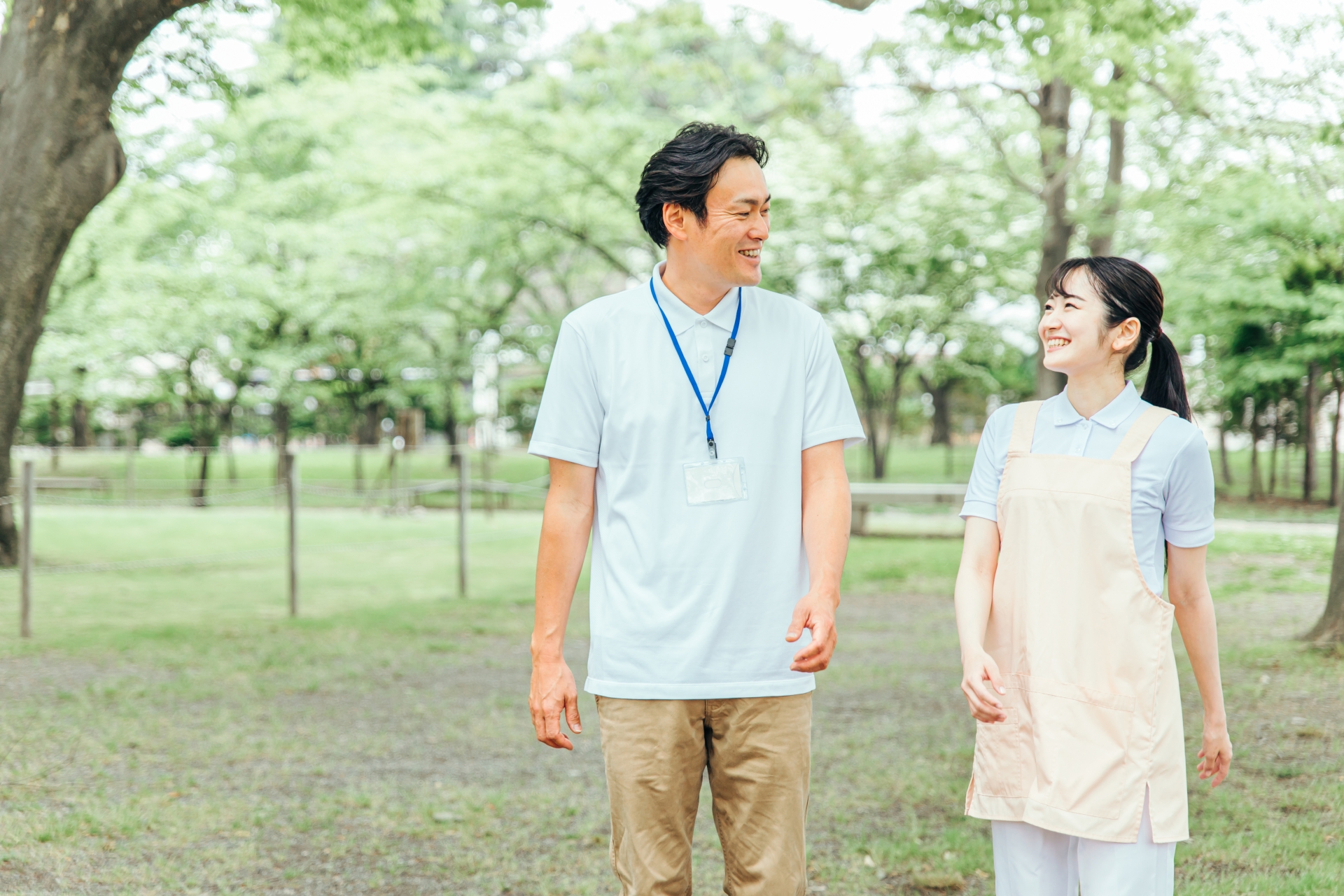 散歩する介護士