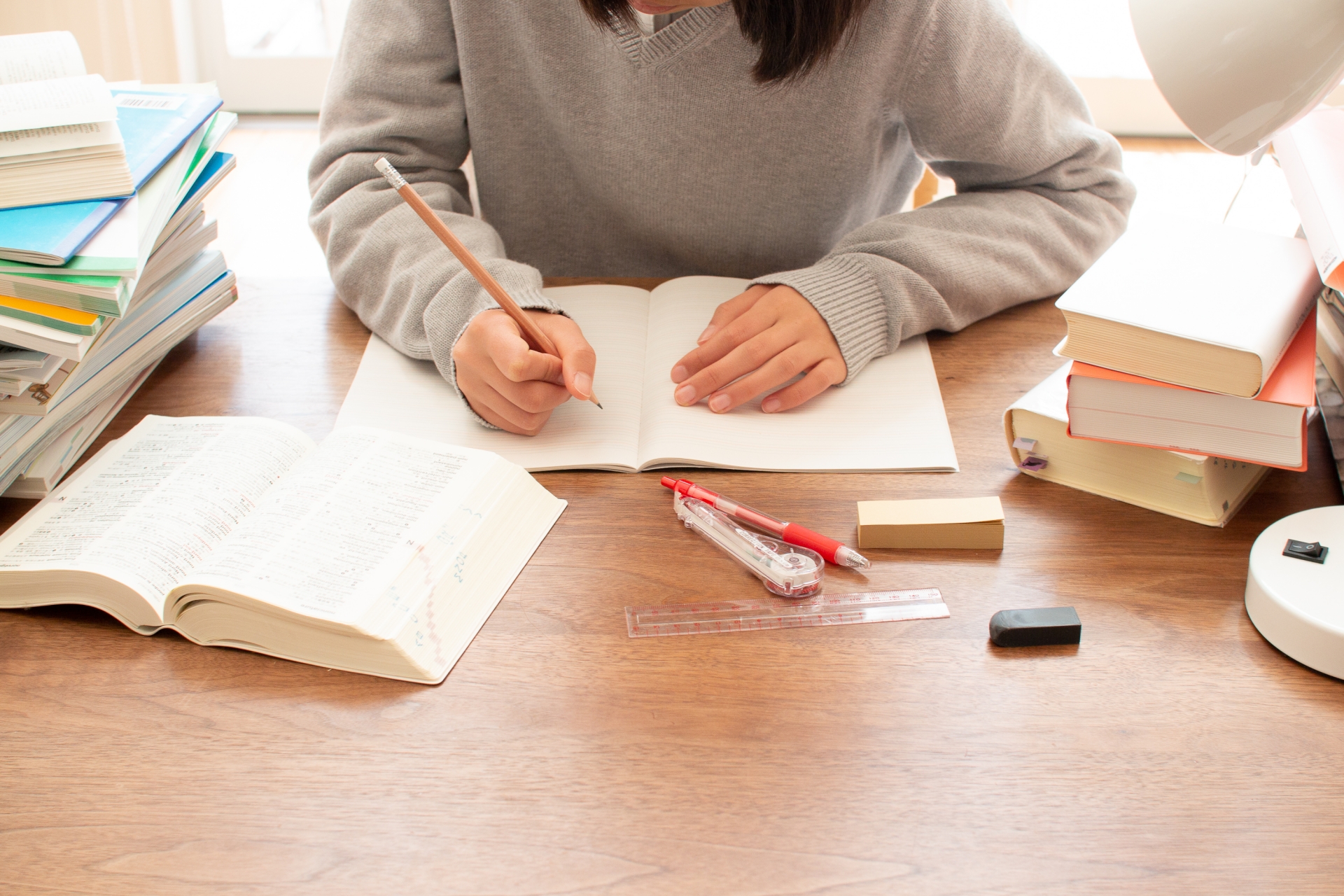 勉強する女性