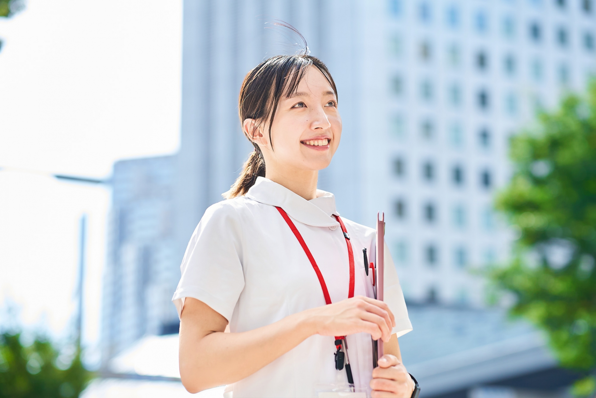 笑顔で歩く女性