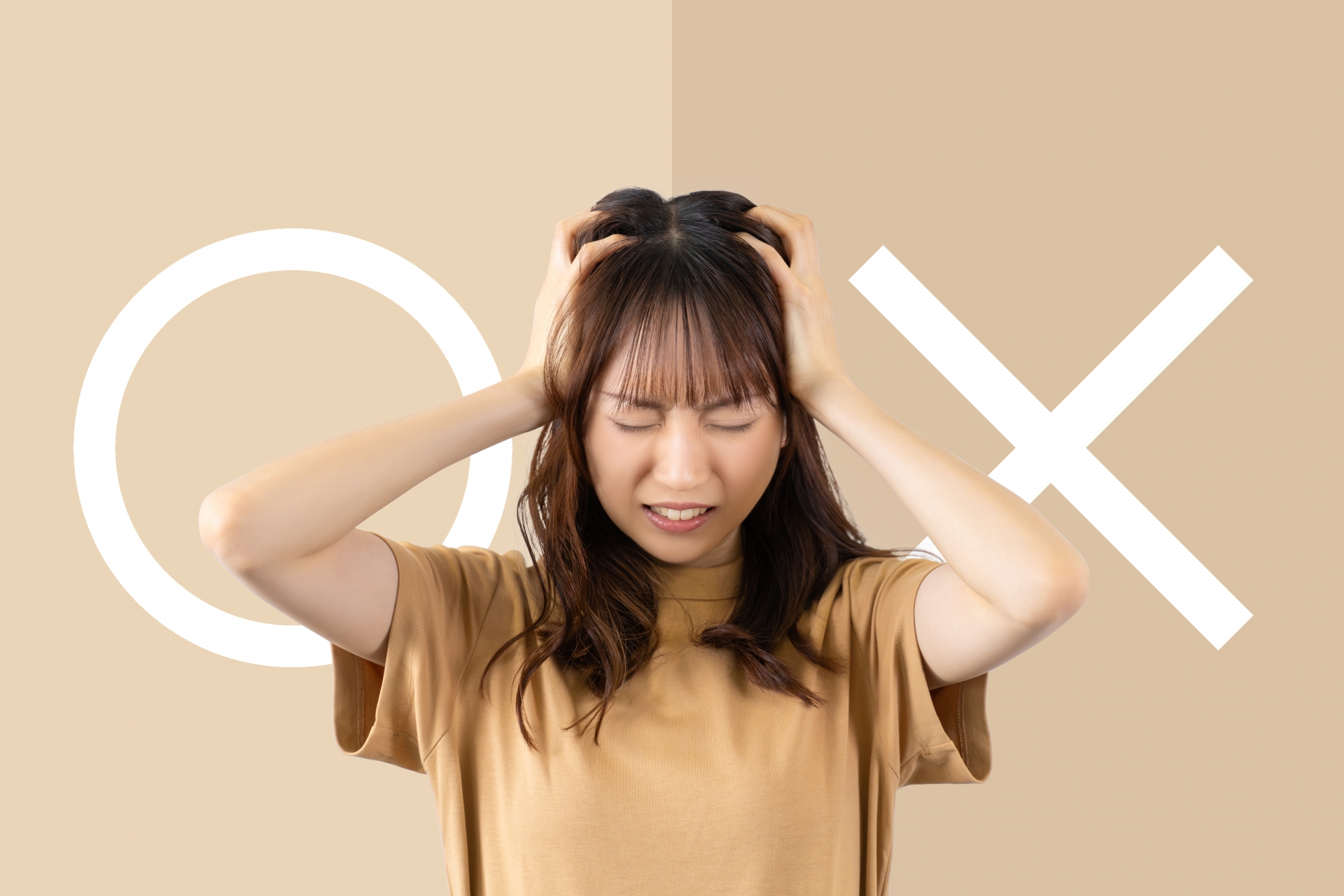 頭を抱える女性