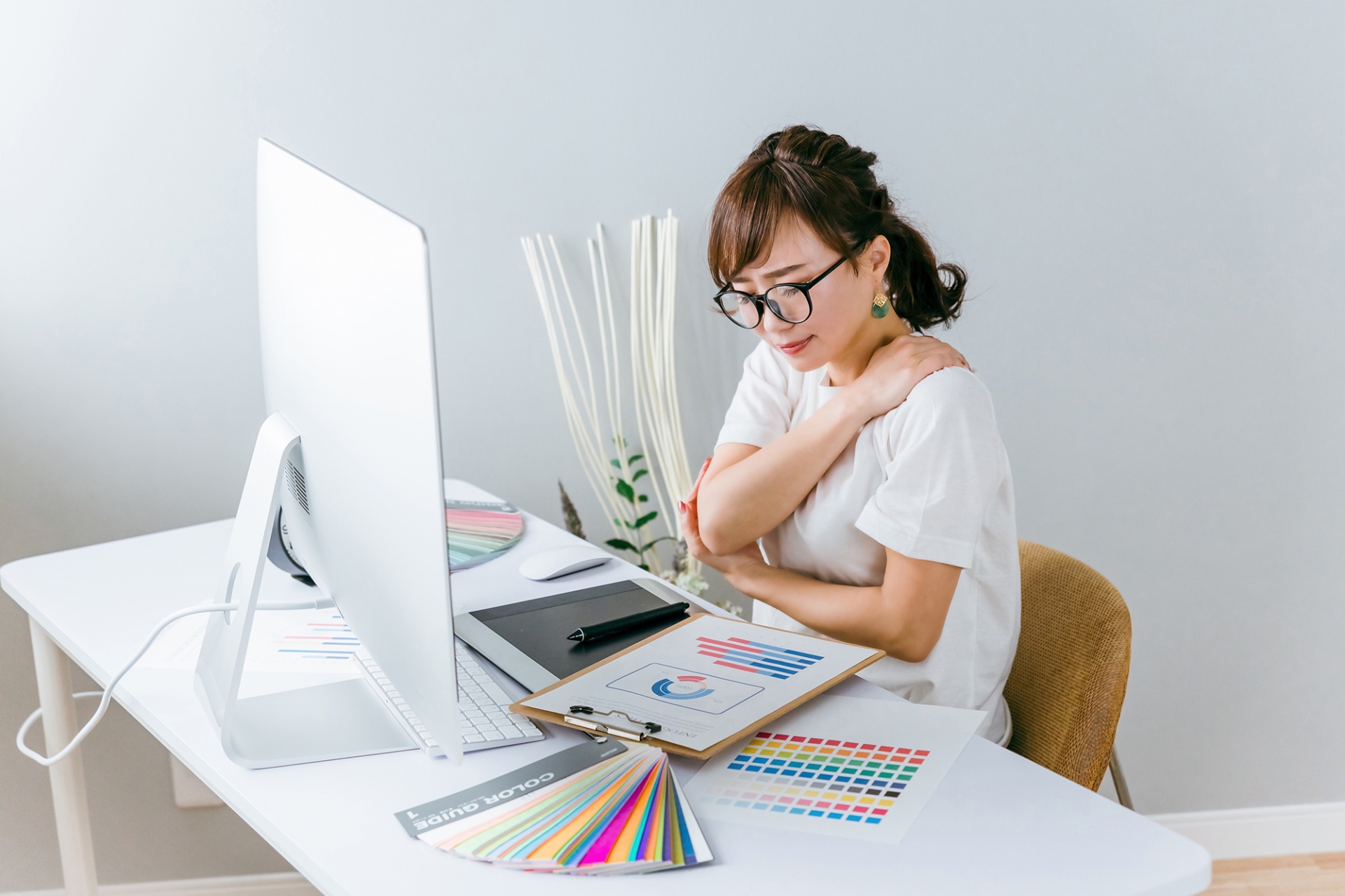 PC作業で肩こりに悩む女性