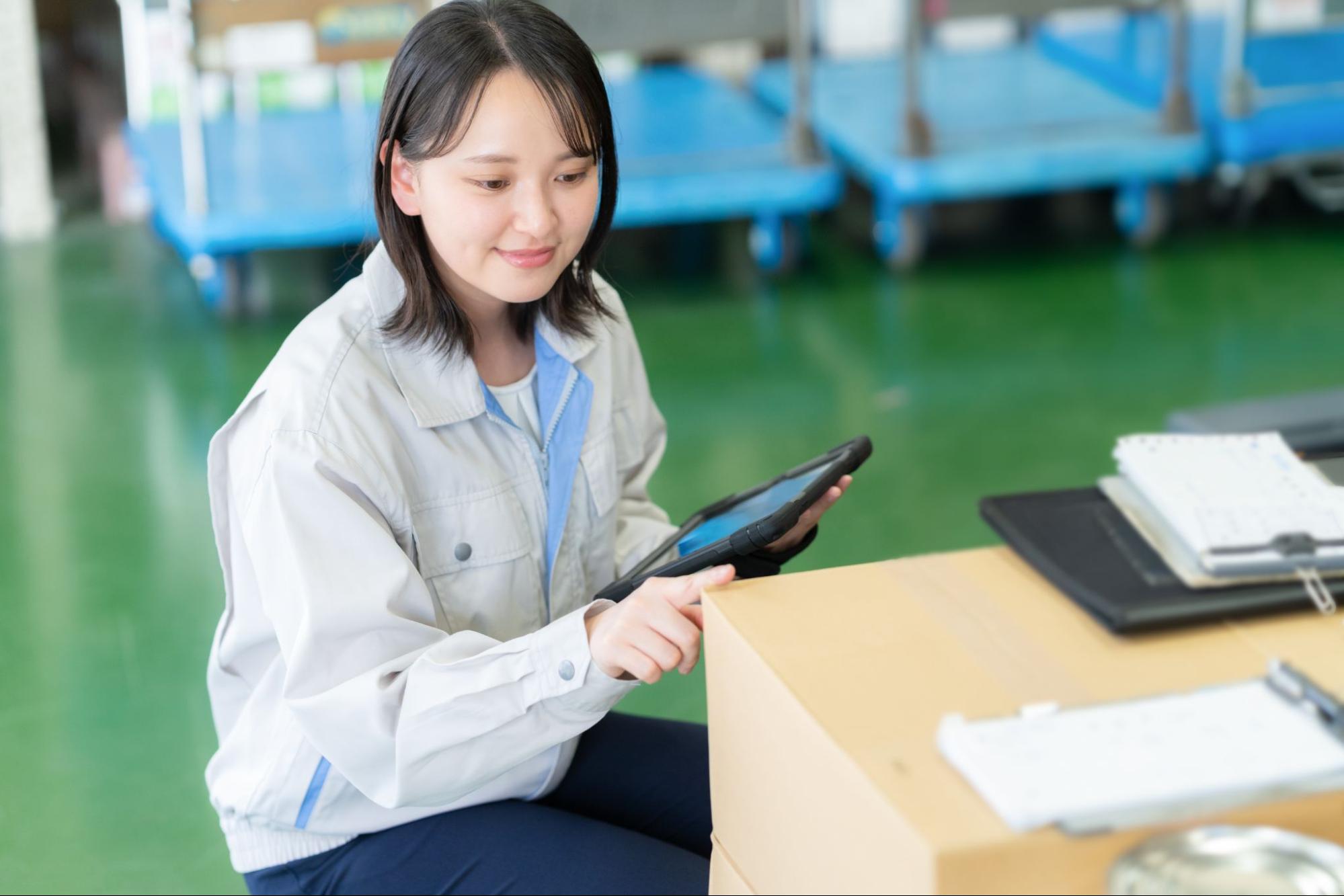 倉庫で検品する女性作業員