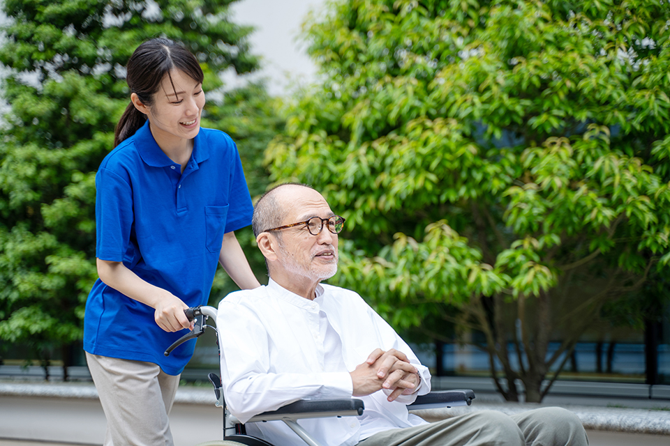 散歩する介護士