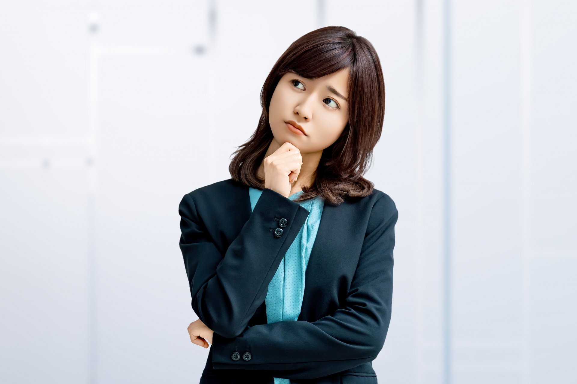 考え組んでいる女性