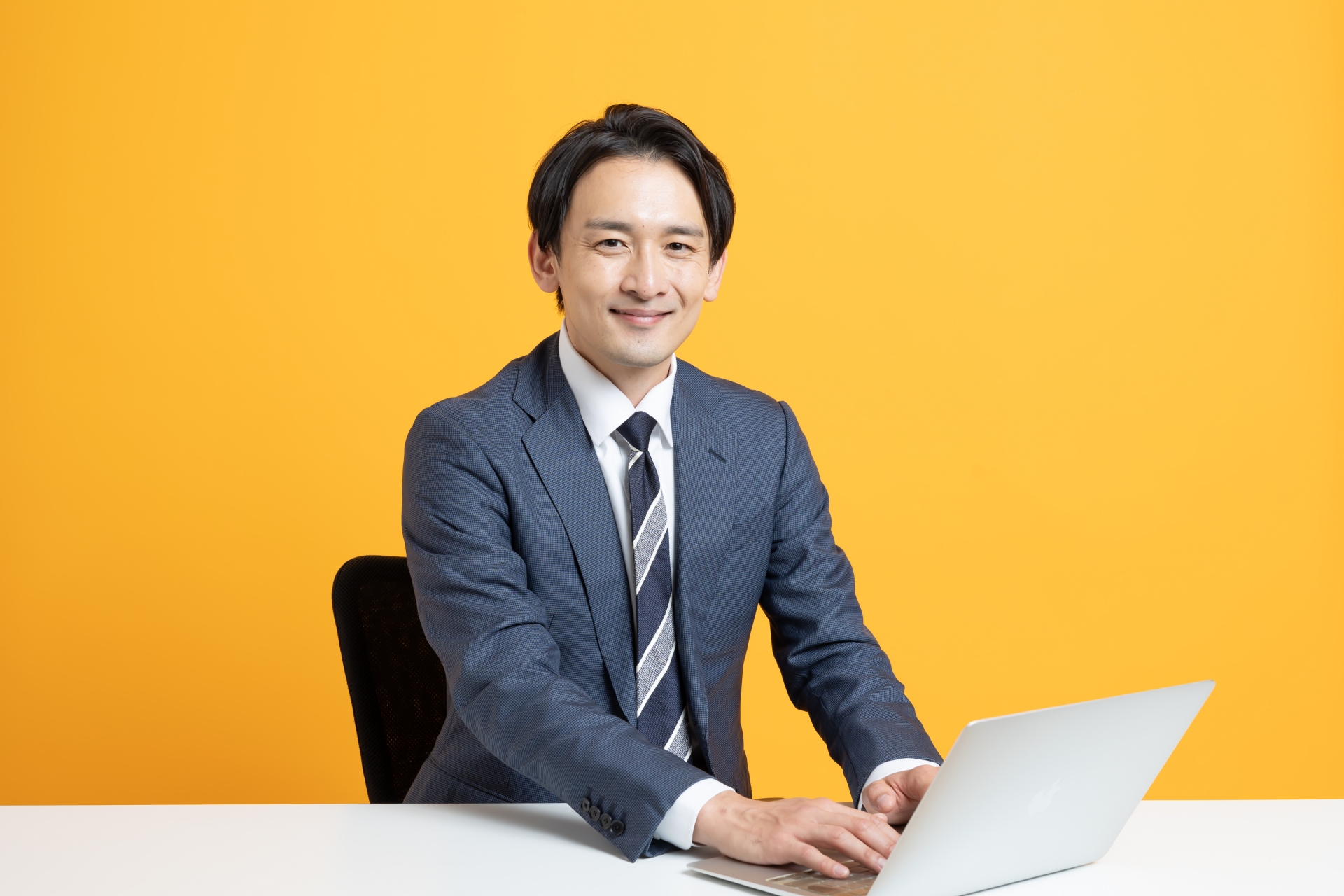 仕事をするビジネスマン
