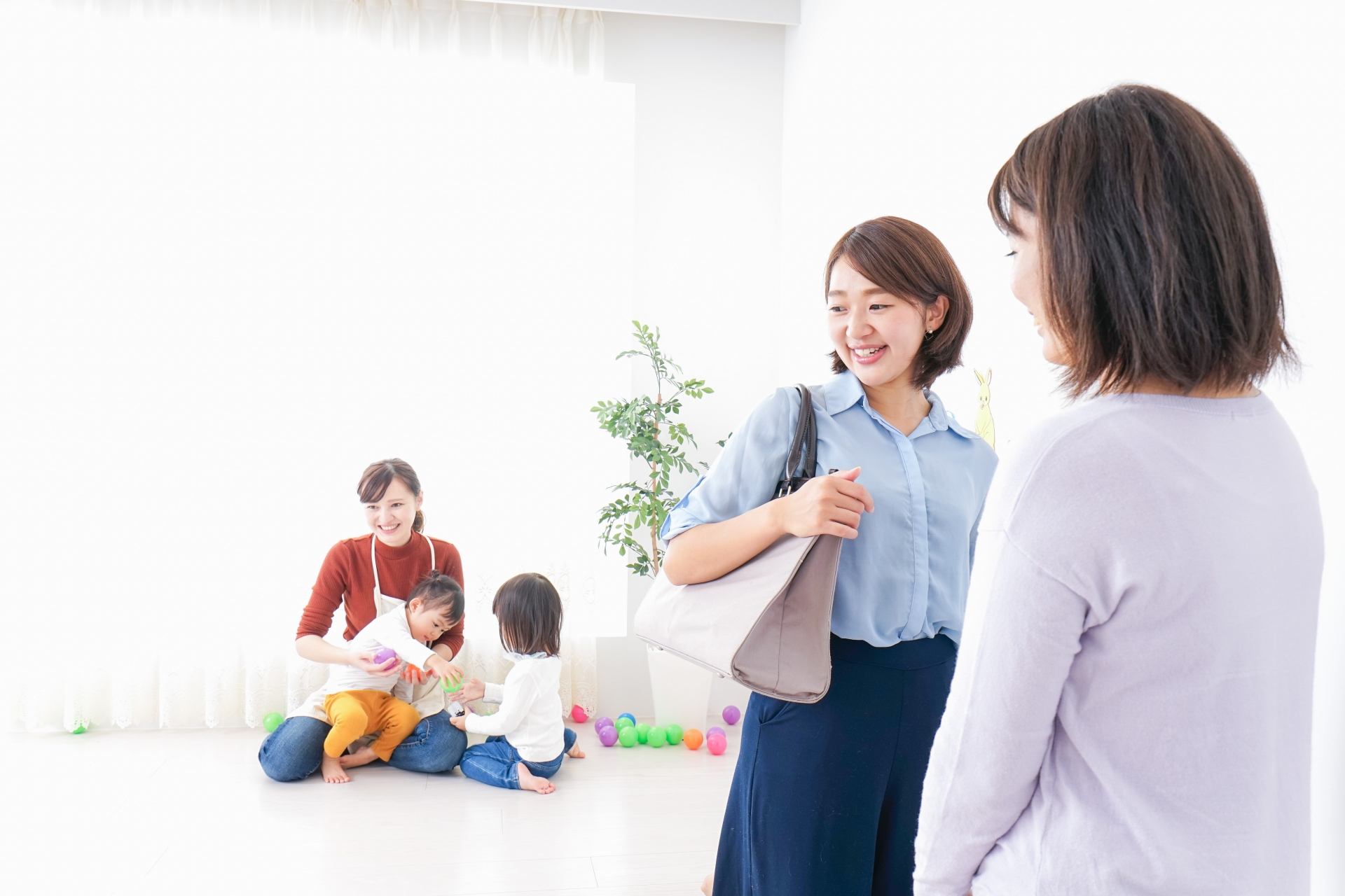 幼稚園の送り迎えをするビジネスウーマン