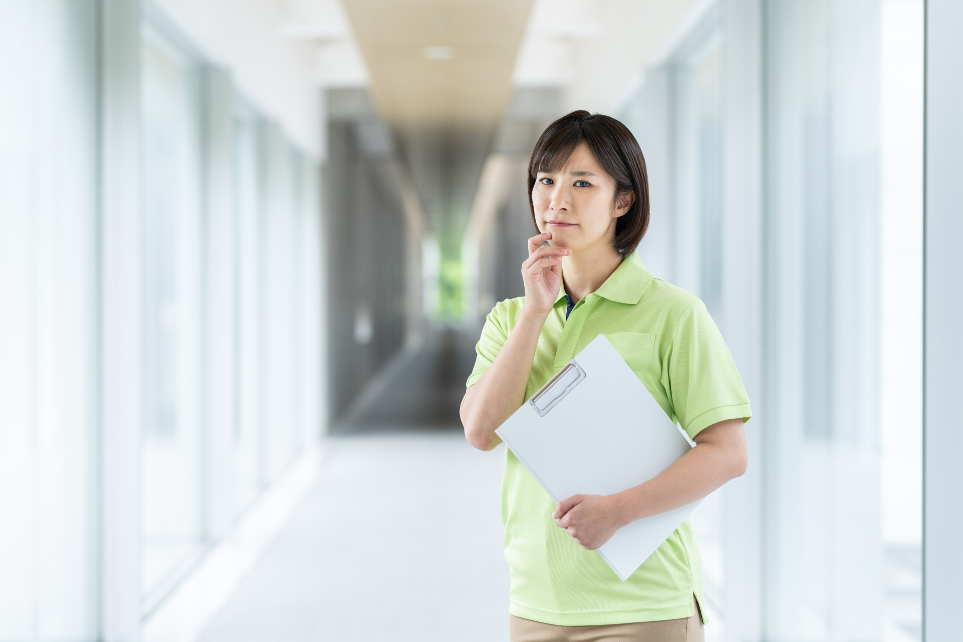 不安がる女性