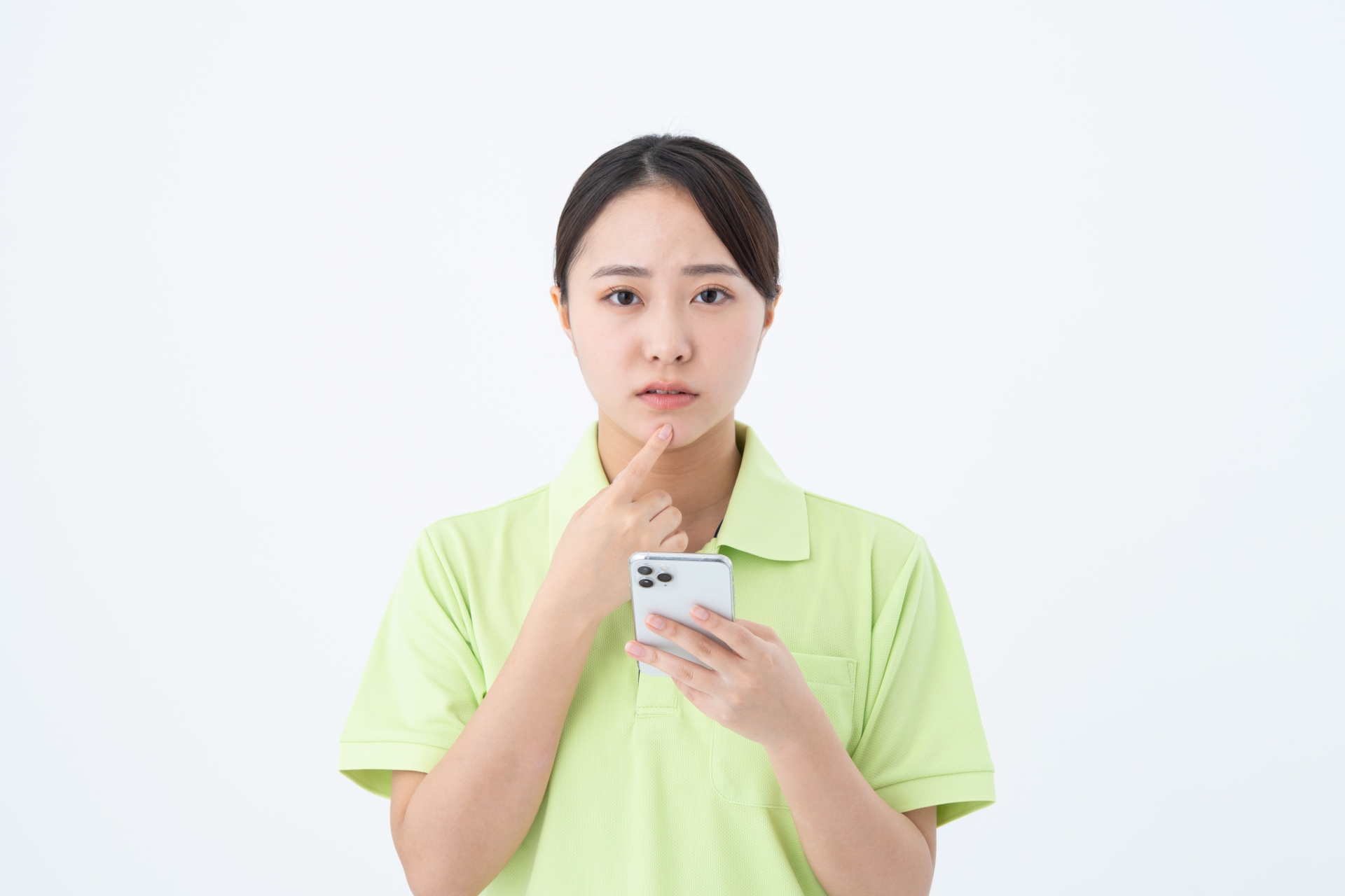 顎に手を当てる女性