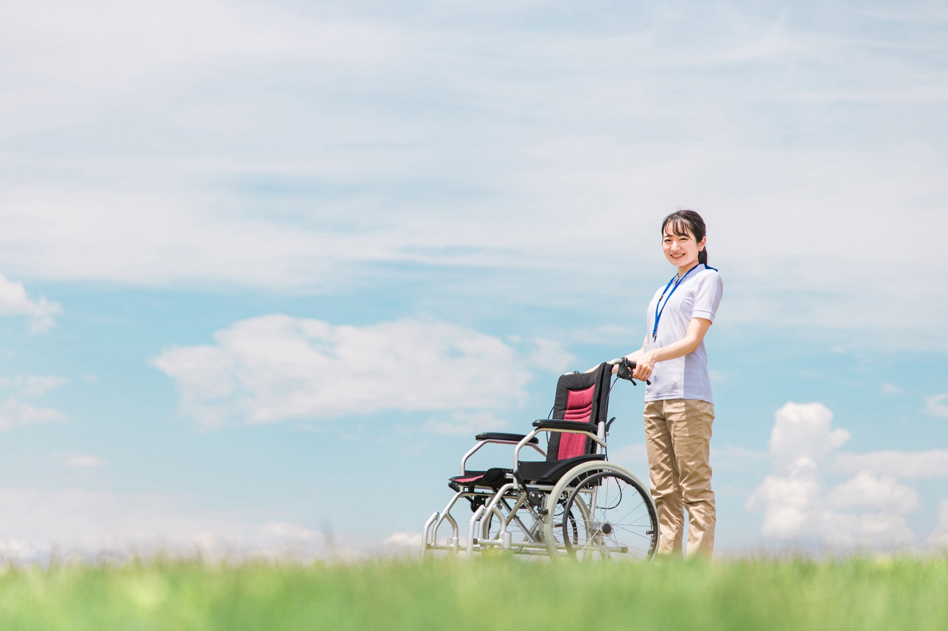 車椅子を片付ける女性