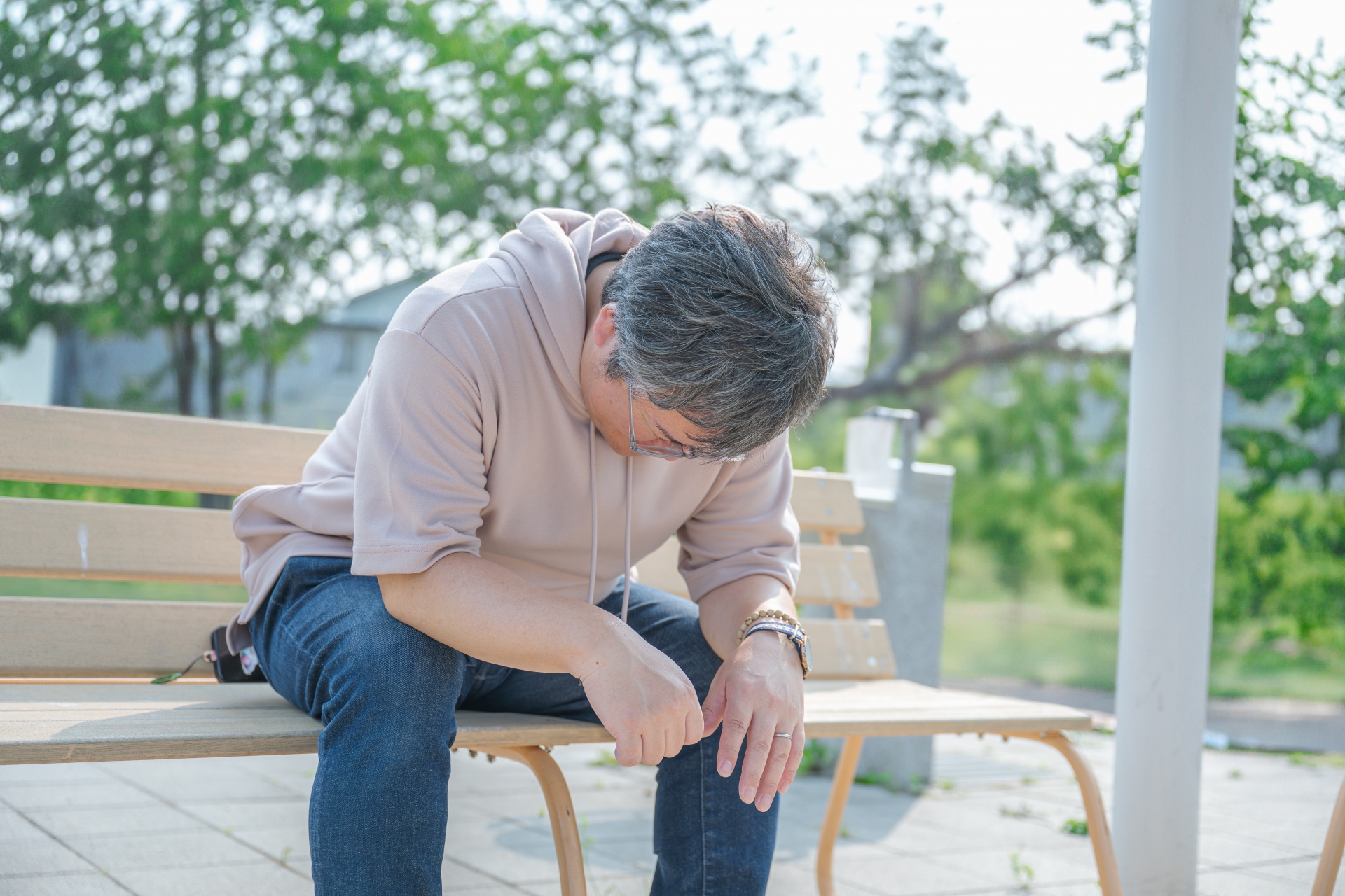 ベンチで落ち込む男性