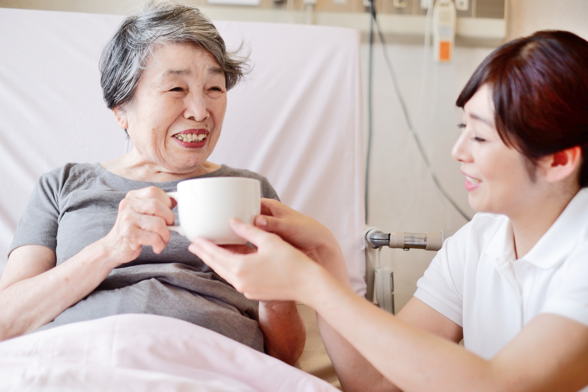 飲み物を渡す女性