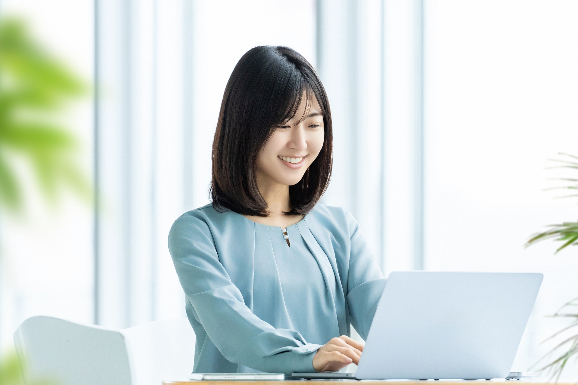 パソコンで作業する女性