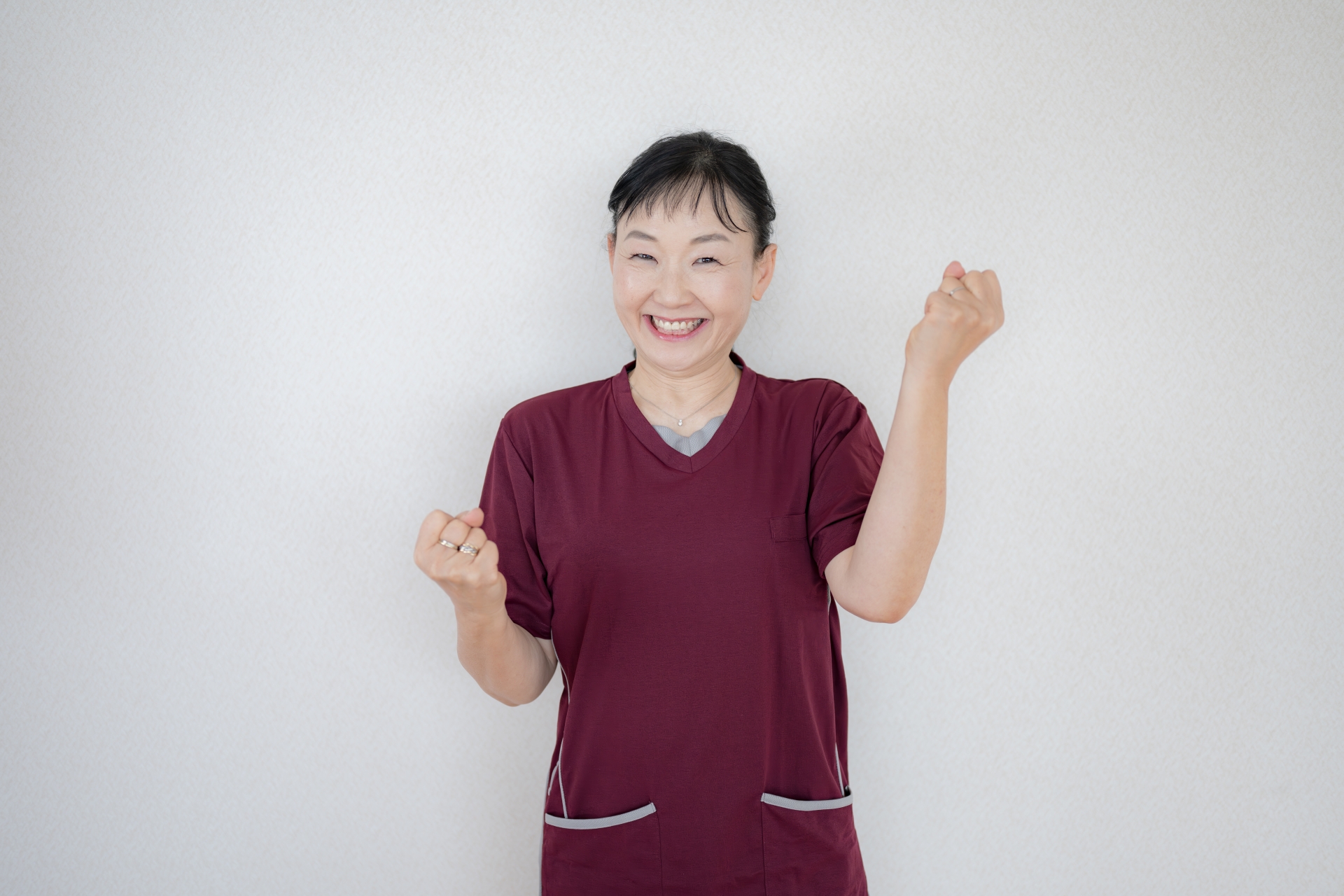 ガッツポーズするスクラブ女性