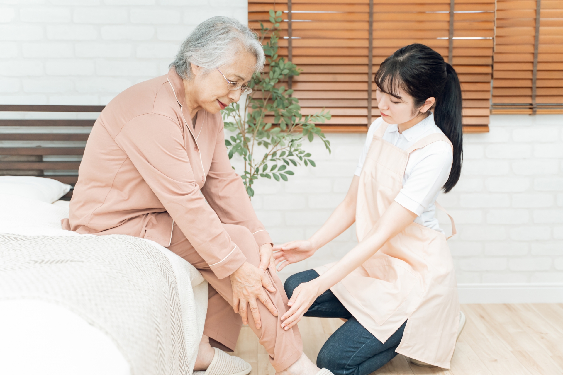 足の痛みを訴える女性