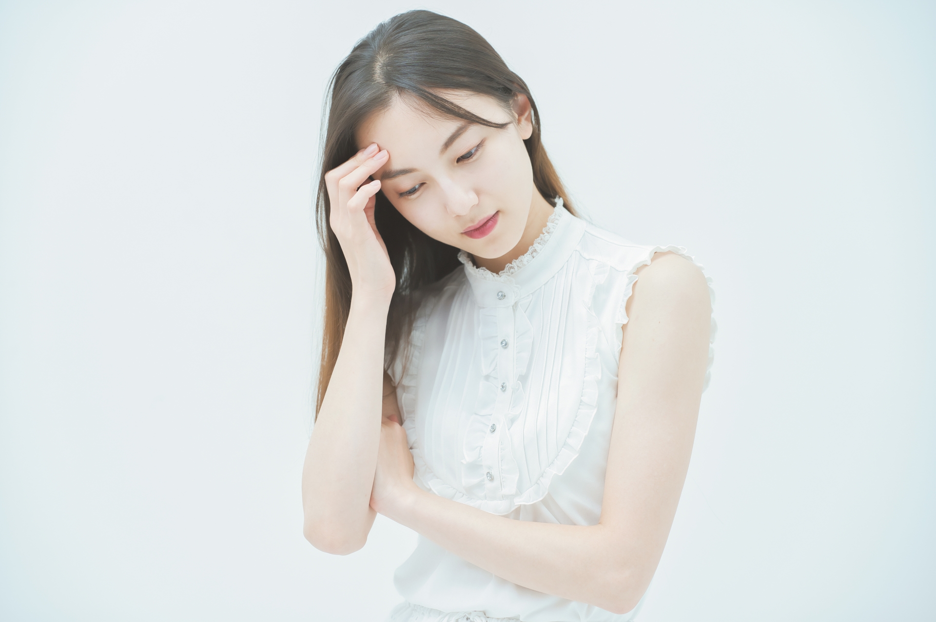 悩む女性
