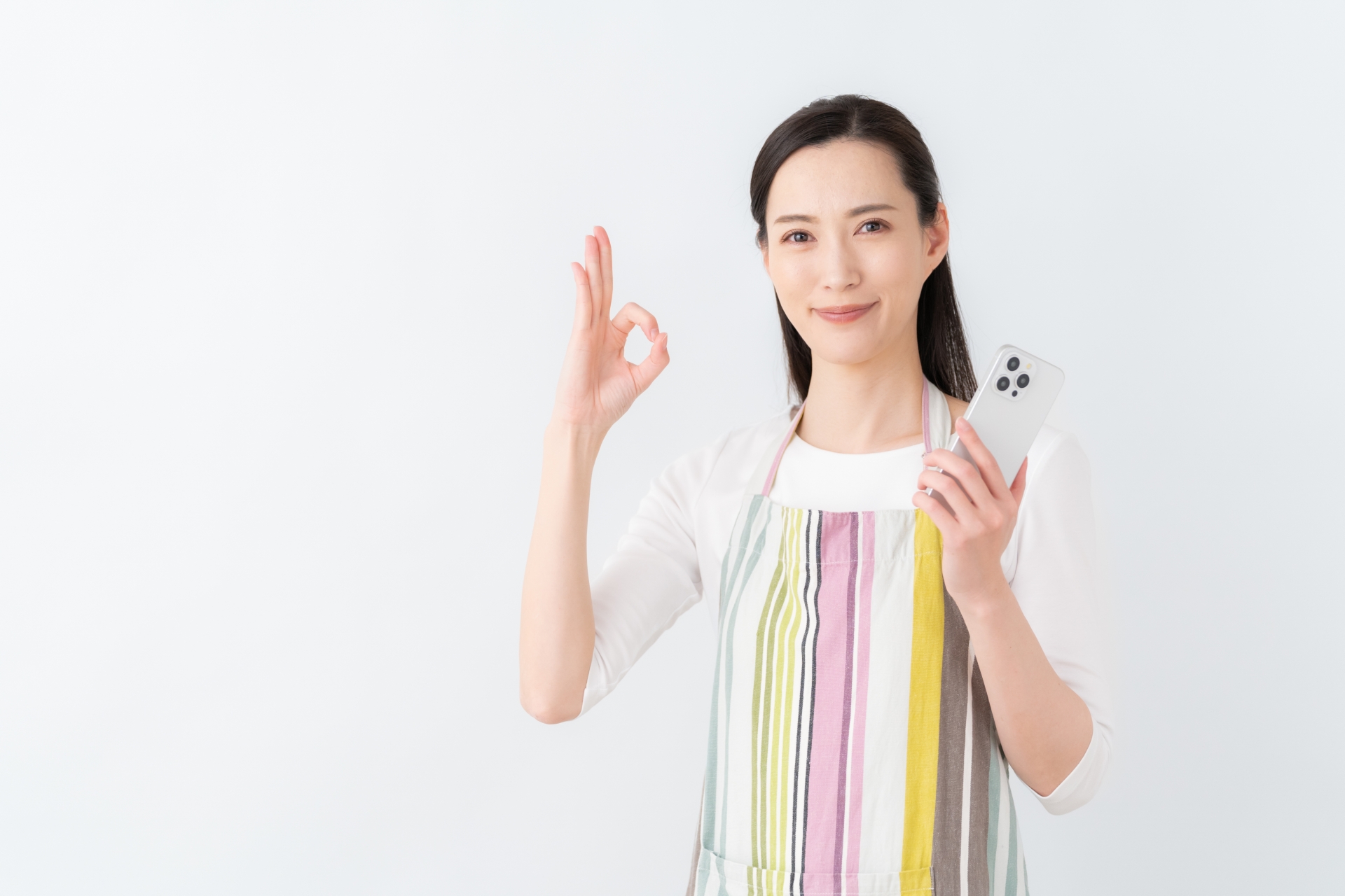 OKサインを出す女性