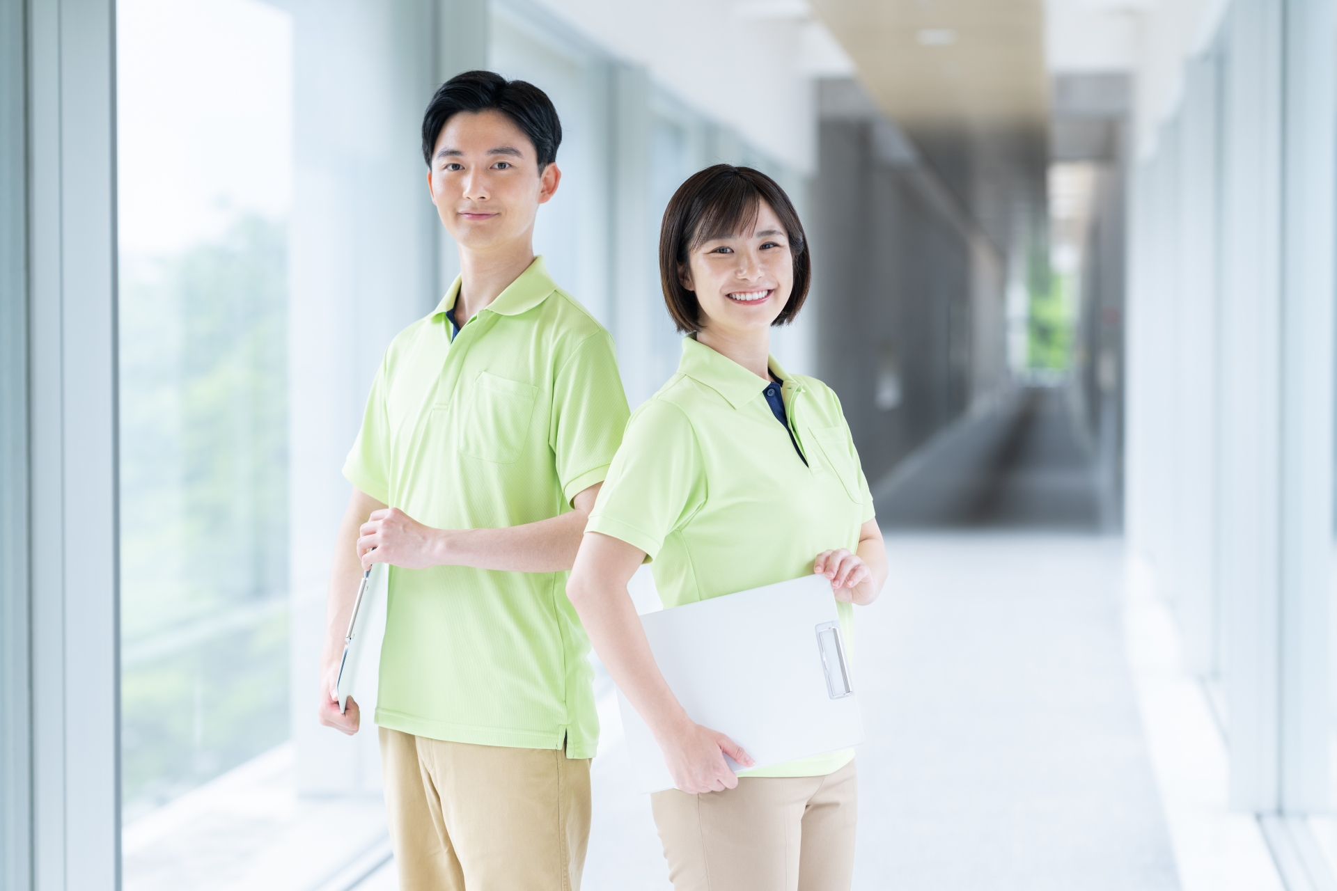 笑顔の男女