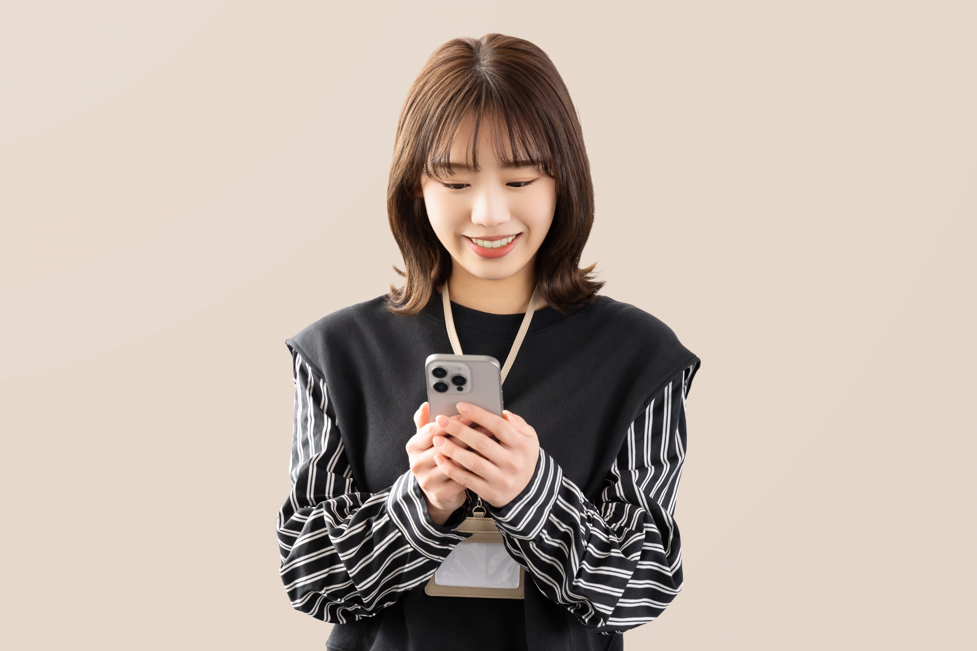 スマホを使う笑顔の女性