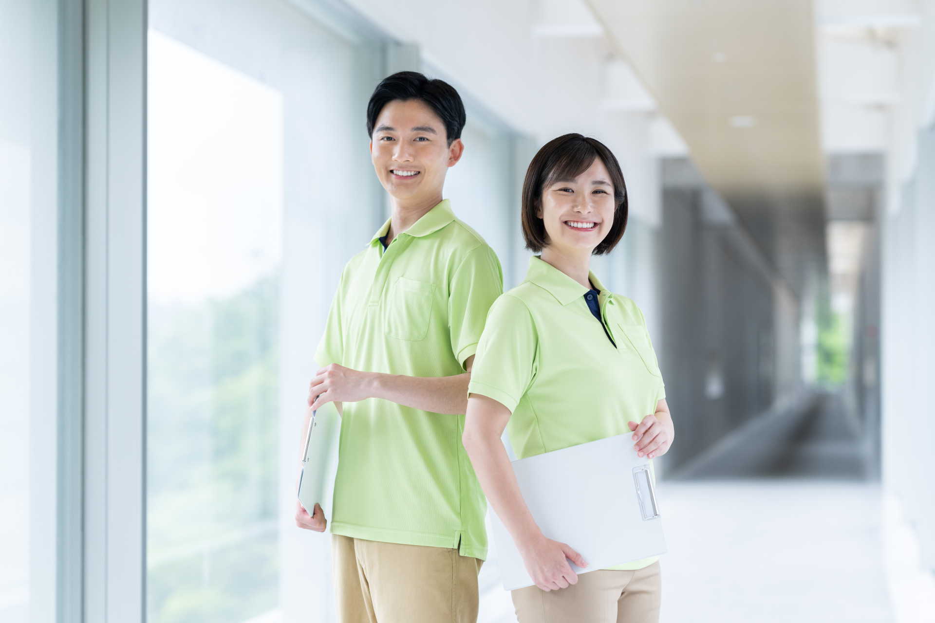 笑顔の男女職員