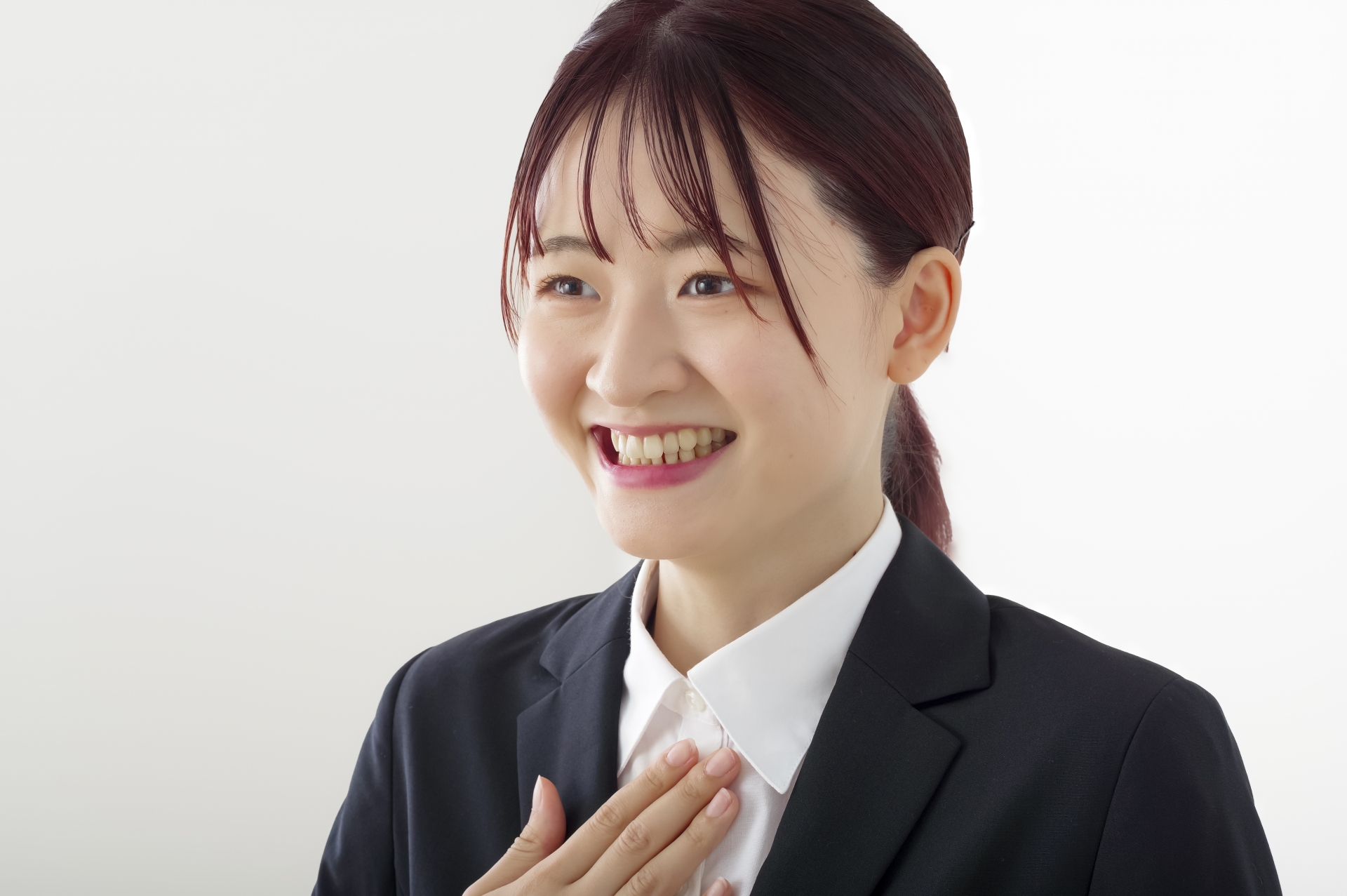 面接で話す女性