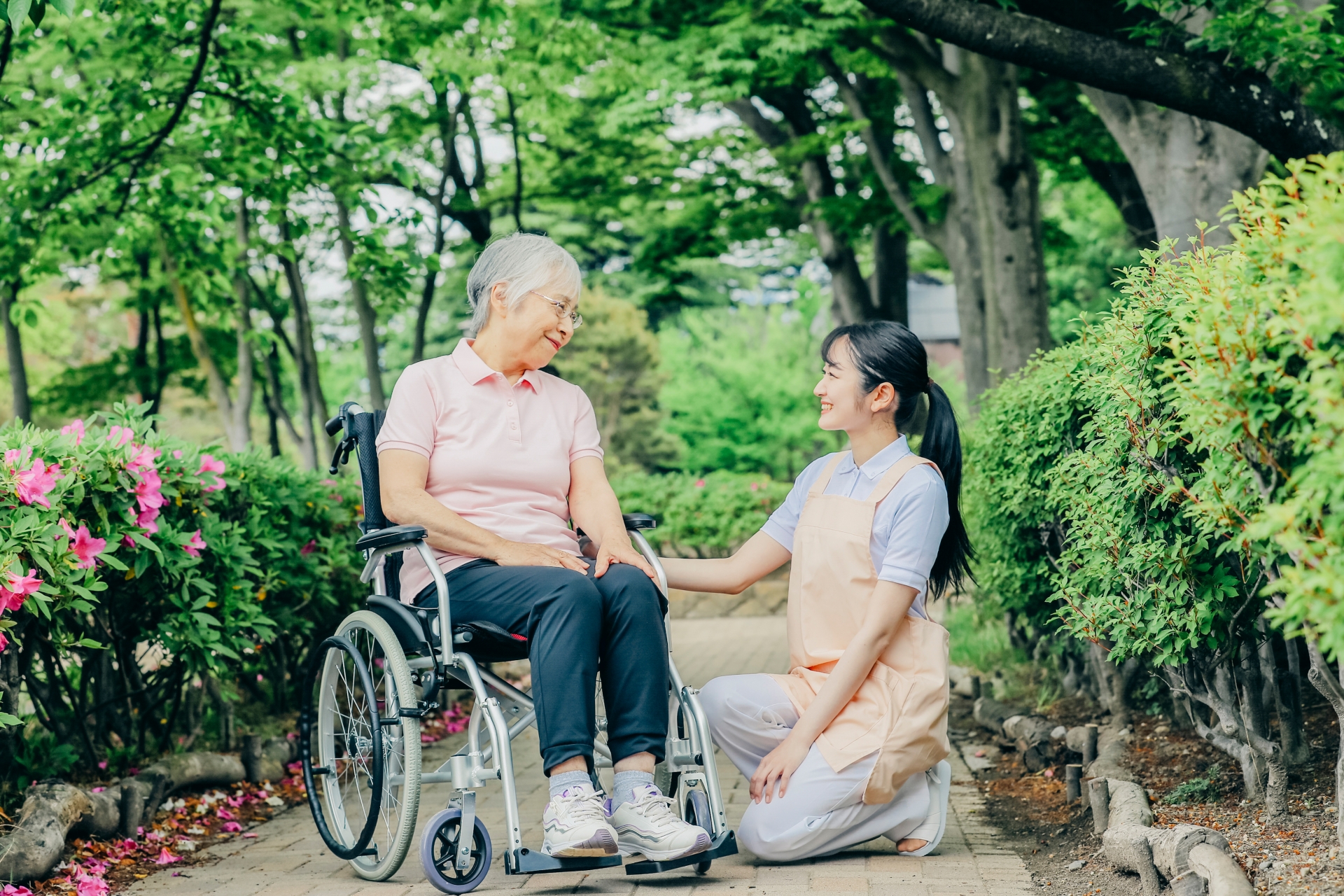 足をさする女性
